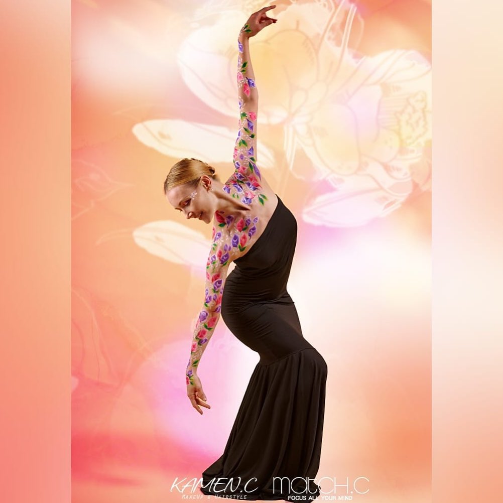 BOUQUET: We are all but beautiful flowers, blooming at different times, growing in the direction of what makes us feel “sunny” and choosing to share the colourful parts of our personality with others.
💐
Kamen chose this body paint art work to resemble a bouquet of flowers. A wish, from her to me, to be open to receiving blessings, luck and happiness when I moved from Macau. I still feel teary and very loved when I think of her words. Life has truly bundled me with such special people.
💐
Thank you @matchc_photographer @kamen8681 @hannah_p.s.wu for this collaboration day of feeling flowery, colourful and loved! I miss you all!
💐
#flowers #grow #bundle #blossom #collab #photoshoot #bodypaint #art #ballet #balletphotography #reach #makeup #beautifulfriends #thankyou #macau #lucky #touched #fullheart #lifeisgood #dancer #creativeshoot #behappy
