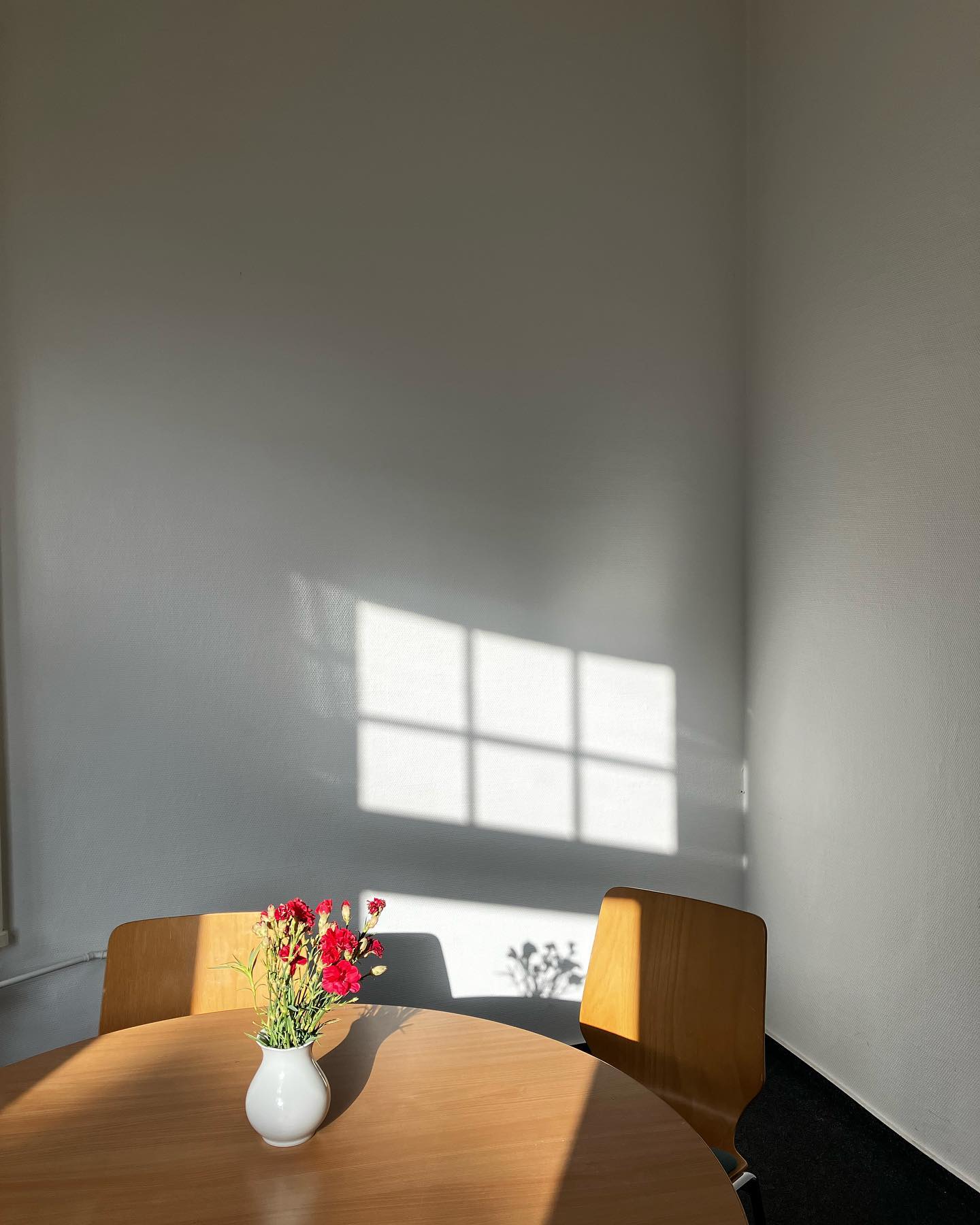 Heute in der Romanwerkstatt wurden mir folgende zwei Fragen gestellt:
•
"Welche Freiheit würden Sie sich gerne für Ihren Text rausnehmen?"
•
"Welches Rätsel stellt sich für Sie in Ihrem Text. Was bleibt ungelöst?"
•
•
•
1. Tag neues Zuhause Leipzig & 1. Tag Sommersemester am Deutschen Literaturinstitut.
•
•
•
Hier werde ich bis Ende Juli schreiben, lesen und leben. 💜 @micheleyvespauty @franziskalexandras 💜 Schön, hier mit euch zu sein!
•
#aroomofonesown #tochterschaft #familienschmerz #schreiben #literatur #autorin #livingalone #dll #leipzig #freiheit #rätsel #wtf