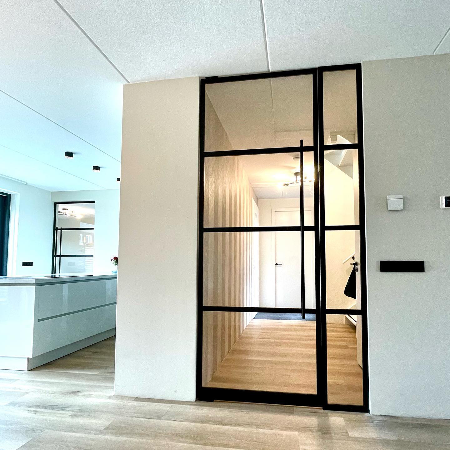 In deze stijlvolle woning hebben we 2 prachtige Taatsdeuren geplaatst✨
#stalendeuren #taatsdeur #zijlicht #stalenbinnendeuren #tijdloos #design #stalentaatsdeur #steeldoors #zwart #poedercoating #fijnstructuur #vakwerk #maatwerk #nieuwbouw #nieuwbouwhuis #project #livingroom #roomdevider #keukeninspiratie #woninginspiratie #interieurtrends #instahome #stijlvol haldesign #kantoor #office #dalfsen #vechtdal #overijssel #ambacht #wesselssteelworks