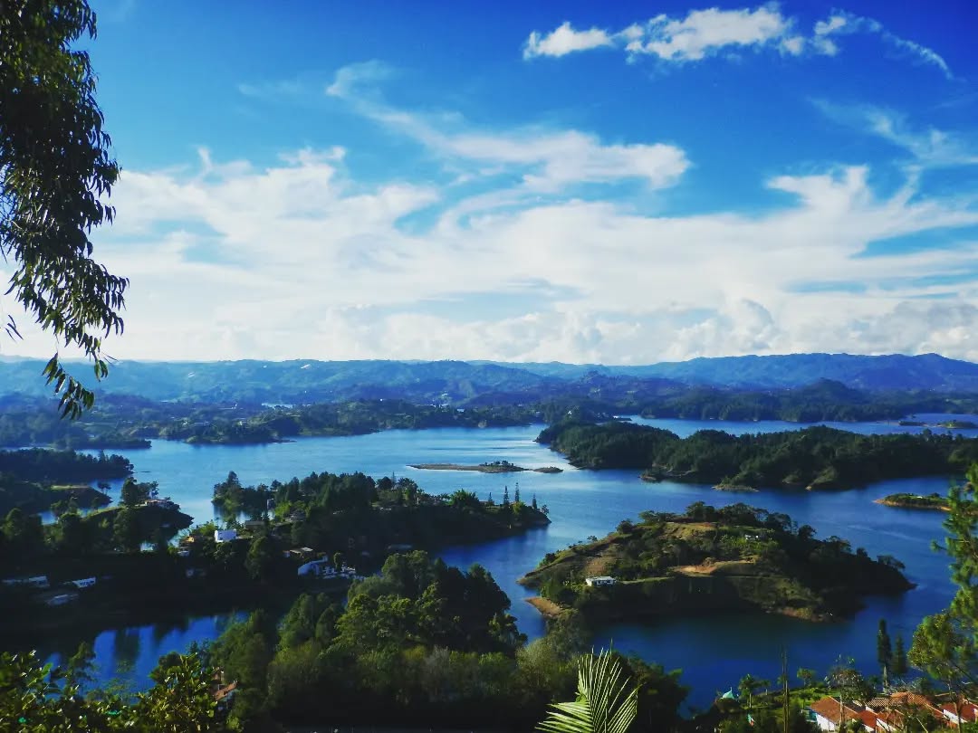 You can find these beauties in Colombia. precisely bear Medellín , it's name is Guatape.
Take a tour with us and discover trails that will surprise you at every corner.
#biketours #veloroute #kolumbien #cyclingparadise