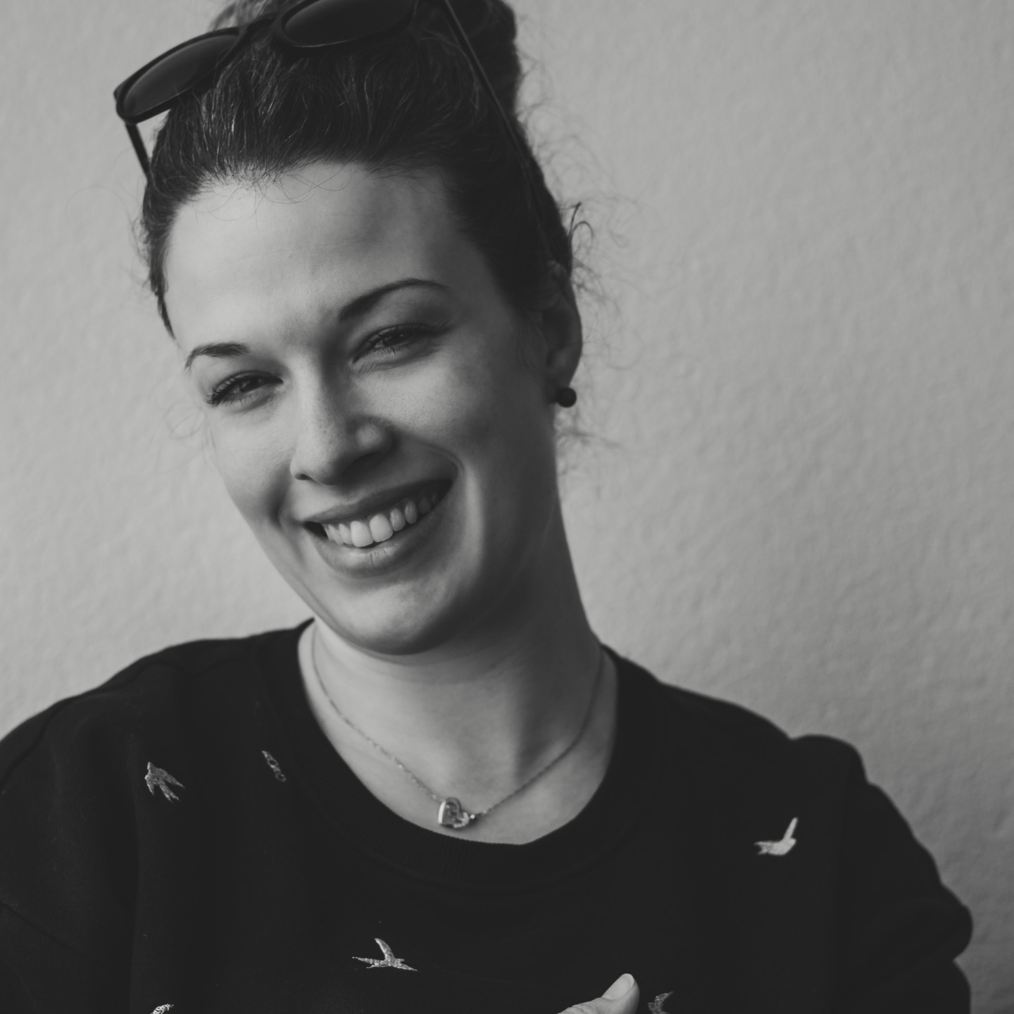 Fliegendes Haar und unordentlicher Dutt, Sonnenbrille montiert, nichts ausser Tusche, Kettenverschluss vorne... Details, welche soooo so egal sind, weil es einfach ich bin. Warum ich das so zeige? Die Bilder haben meine 4-jährigen Twinboys gemacht. Mache ich Bilder von mir selbst, mag ich vielleicht meine Haare lieber, ich habe mir mehr Mühe mit dem MakeUp gemacht und hätte vermutlich etwas anderes angezogen. Aber ich mag mein Gesichtsausdruck dann meist nicht... Das Lächeln ist geübt, aber nicht echt. Die Pose ist eben genau das, eine Pose, und ohne Leben.
Auf den Bildern hier, ist alles anders und doch so viel besser, so viel authentischer. Das Lächeln echt, der Blick voller Liebe für meine Kinder.
Nur das ist wichtig. Und genau dieses Gefühl, diese Liebe, diese Authentizität will ich auf den Bildern für und von meinen Kunden festhalten.
Was ist euch wichtiger?
#minaartphotography #fujifilmxt3 #echteslächeln #authentischefotografie #fotografinbern #thatsme #fliegendeshaar #strahlenindenaugen