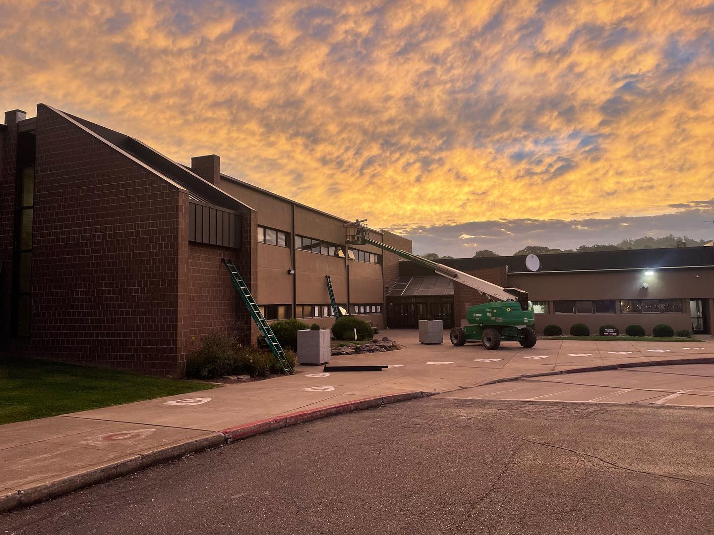 We replaced all the gutters on the Caldwell High School and Elementary School for @monarchenterprises_. We installed 7” gutters and 4x5” downspouts. #caldwellohio #conklinroofingsystems #ohioroofing