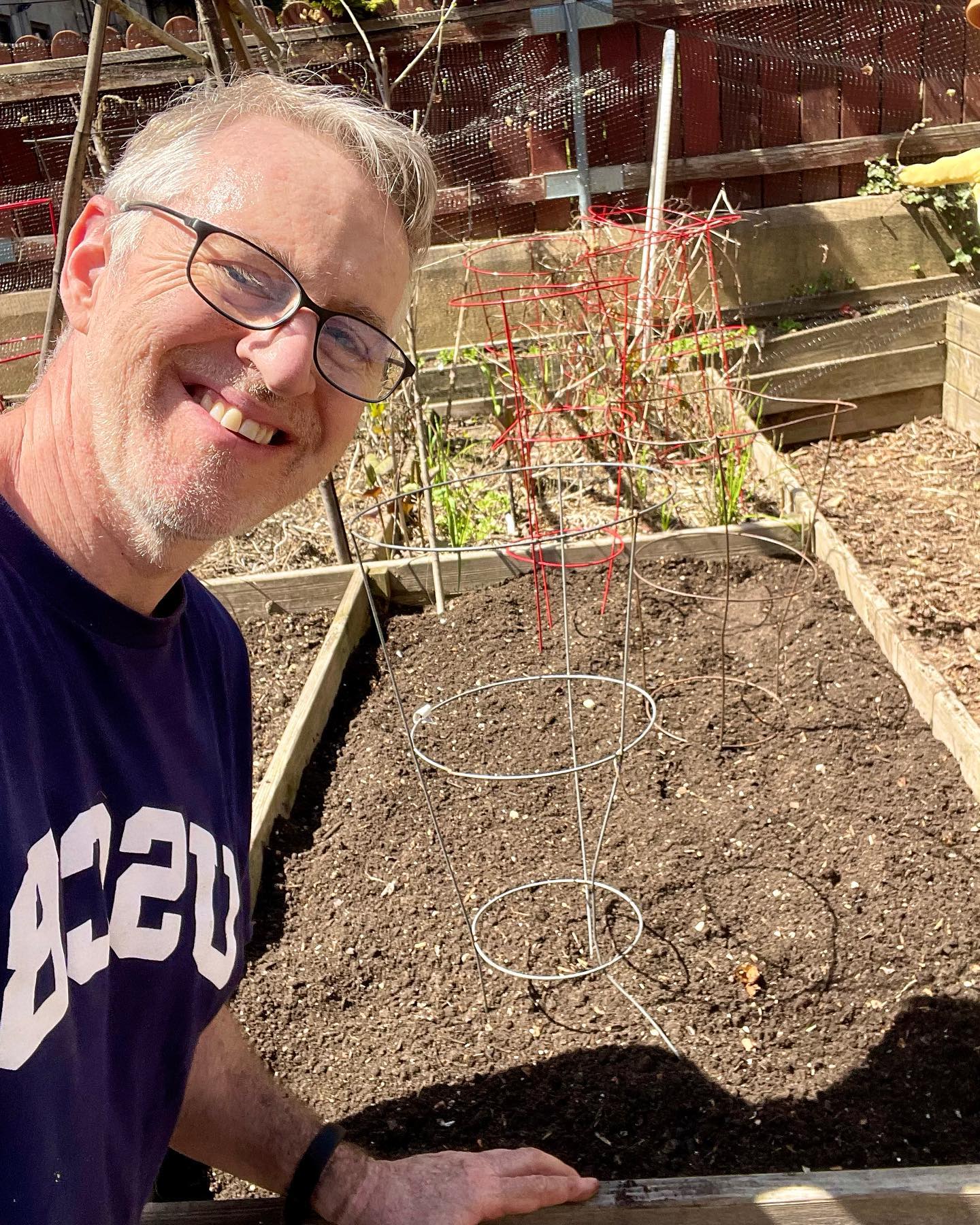 Got my 1st ever garden plot in NYC! Excited. Not sure what all to plant yet. (Definitelyš
.)
After and before pix clearing and tilling this morning.
(Not pictured, hiding below the surface, a fresh layer of compost I sifted and mixed in.š)