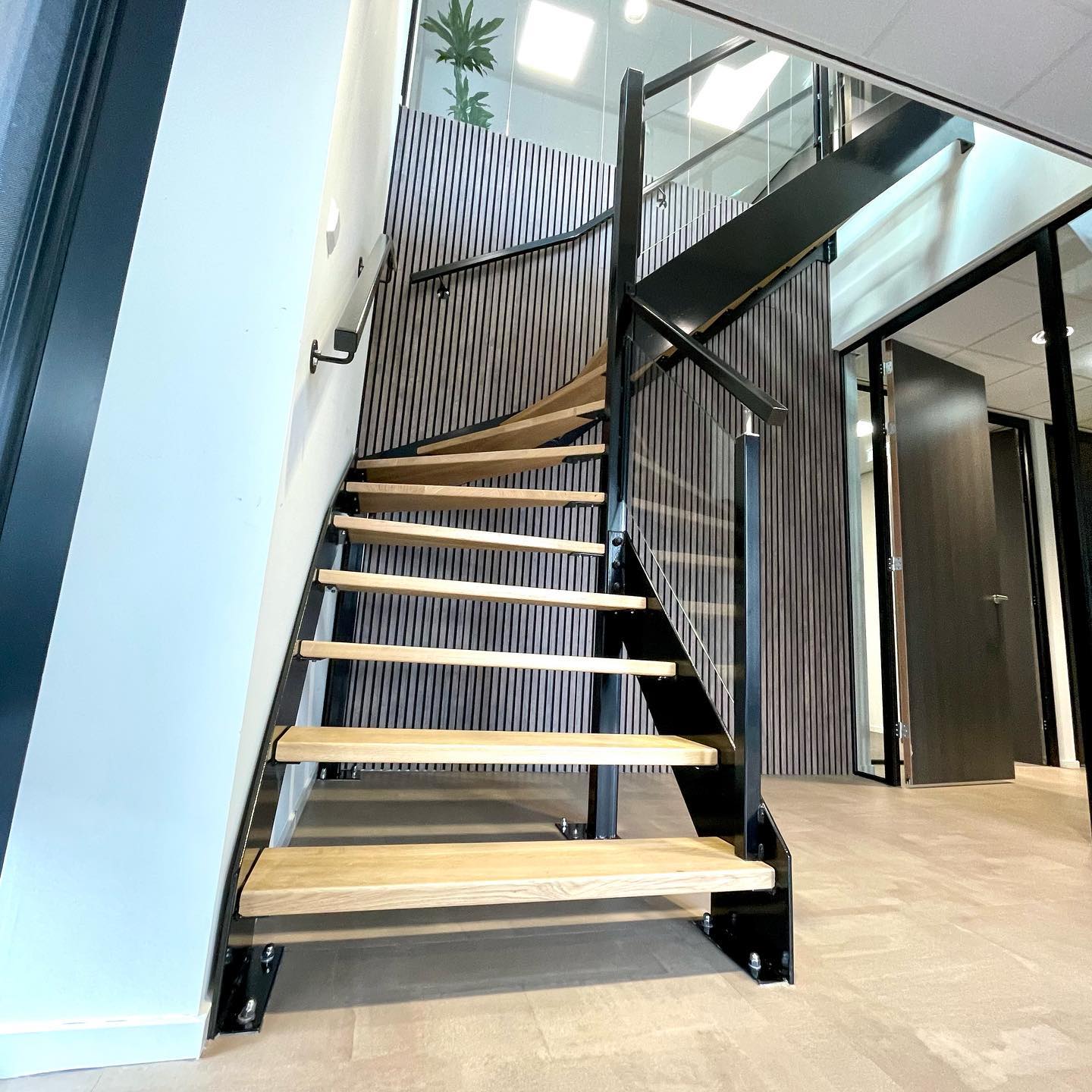 In dit mooie bedrijfspand diverse trappen en balustrades geplaatst✨
#stalentrap #balustrade #steel #eiken #kantoor #kantoorinrichting #office #officedesign #design #ontwerp #realisatie #bedrijf #nieuwbouw #staalbouw #staalinjeinterieur #veiligheid #bedrijfspand #loods #harderwijk #wesselssteelworks