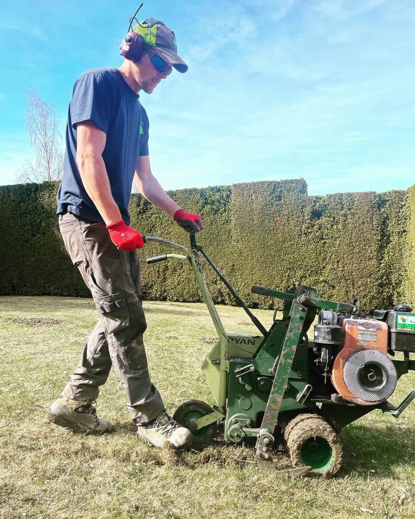 On aime commencer des chantiers comme ça : Déplaquage de gazon pour la plantation d’un verger de Pommiers et la mise en place d’une prairie fleurie 🌼🌸🌼