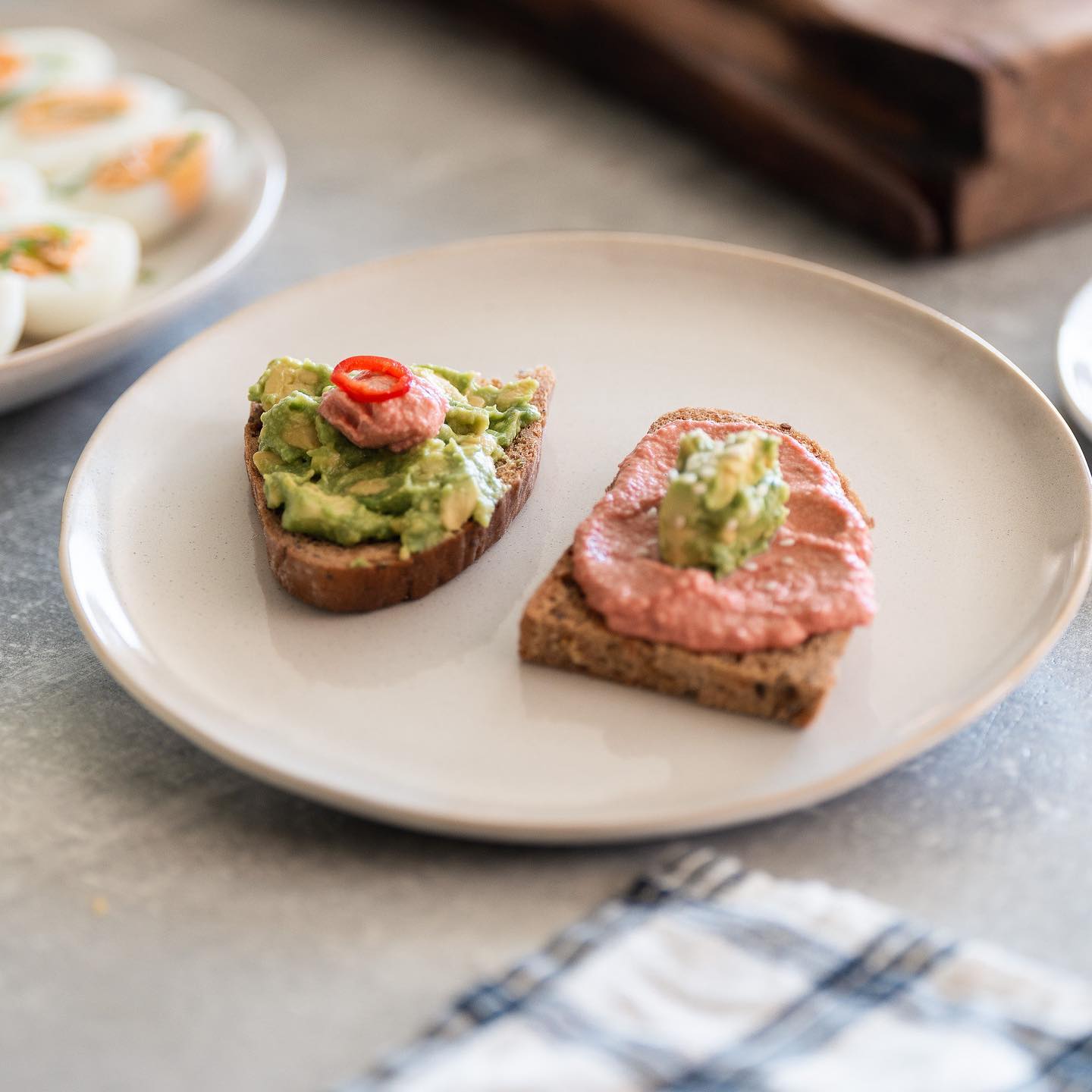 Avo/Beetroot combo on a sourdough.
The bread, the love of my life, simply must come from one of my favourite bakeries in London:
@e5bakehouse
@beatenbyawhisker
@lbpedlar
@jolene_hornsey
Just the best thingโฃ๏ธ
๐ธ by @iamtimchung
#sourdoughbread
#retreatfood #retreatkitchen #yogafood #yogakitchen #retreatchef #yogachef #plantbased #plantfood #vegan
