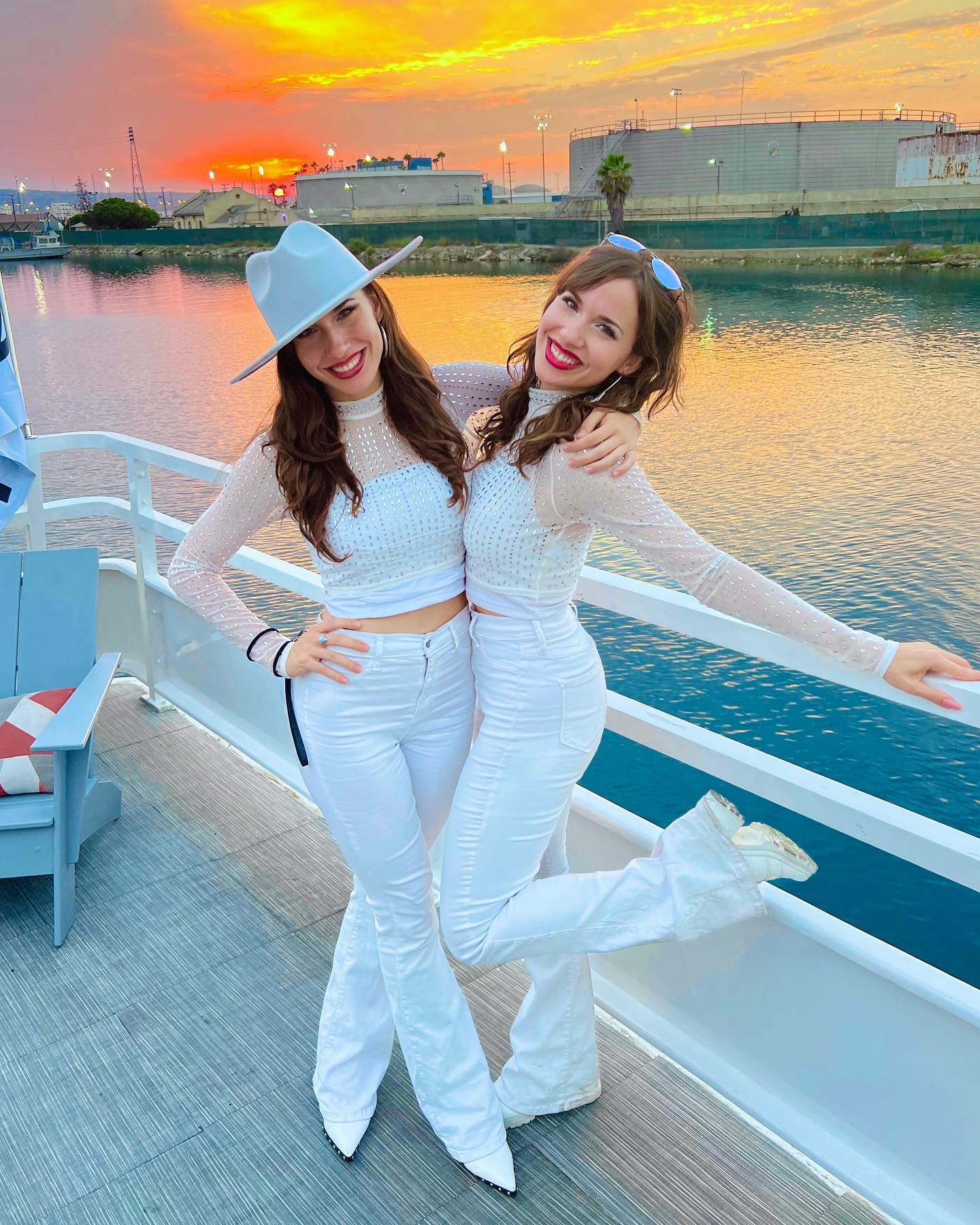 When you’re MC-ing a party & the clients don’t show up for 30 mins… you turn the yacht party into YA OWN DANG party!💃🏻🪩🎉
A favorite thing Allie & I love doing is finding the little shy ones & helping them out of their shells. This adorable peanut in the last video was wallflowering & by the end of the night she was rocking. out. 🥹