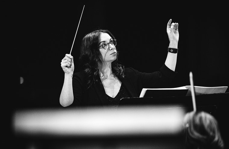 10 days left of tour ✨
•
•
•
•
📸 : @kendallmccargo
•
•
•
•
•
•
#ourplanet #concert #blackandwhite #blackandwhitephotography #conductor #conducting #music #musicdirector #musicdirecting #tour #touring #tourlife #concertphotography #netflix #orchestra #orchestra #theatre #theater