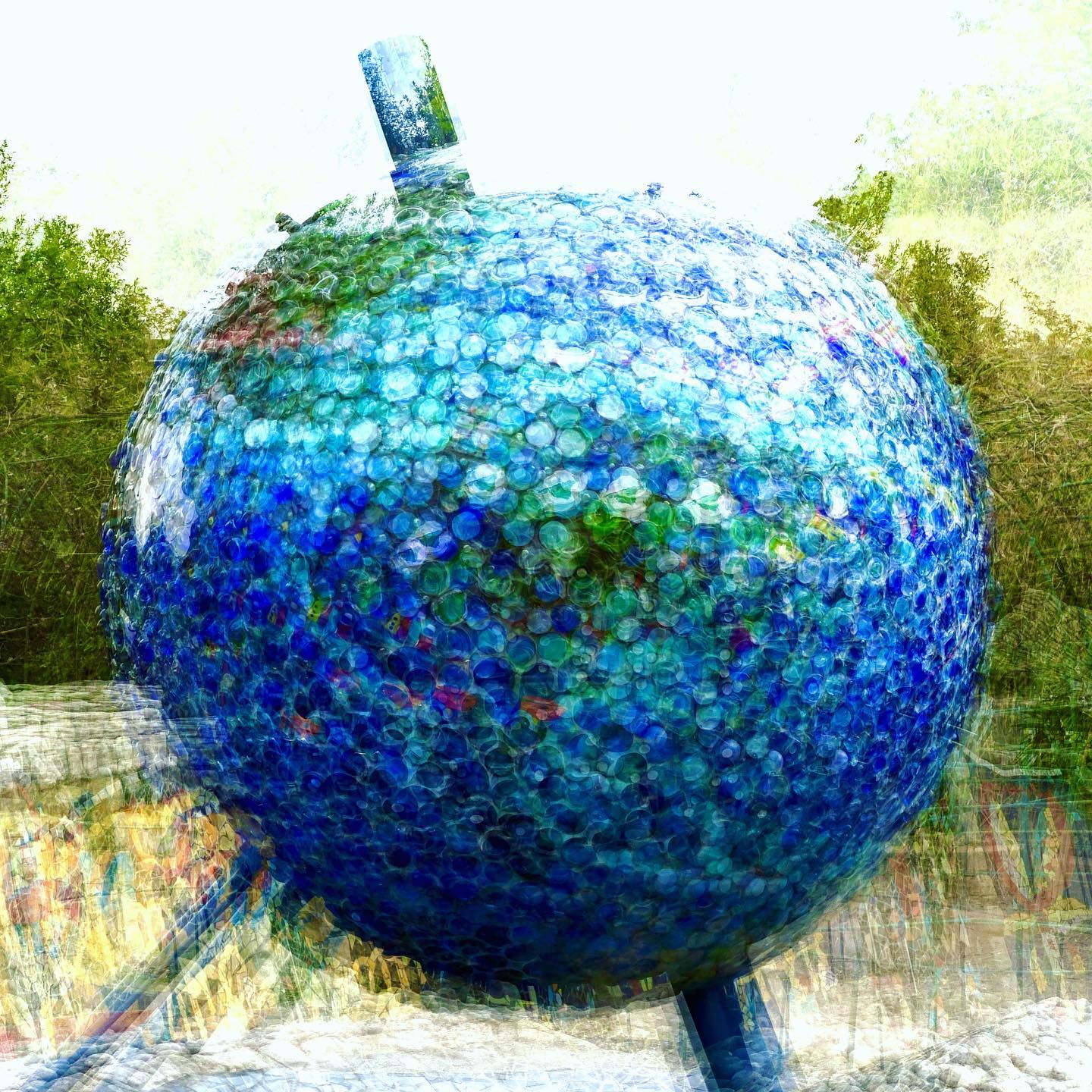 * IT‘S A SMALL WORLD * #experimentellefotografie #multiexposure #nophotoshop #mehrfachbelichtung #incamera #visualart #fineartphotography #wallart #wandbilder #kunstposter #abstractart #frankreich #streetart #architektur #inmotion #experimentalphotography #art #motion #artoninstagram #fineart #ilovehannover #hannoverliebt #picoftheday #artography #paris #sculptures #glass