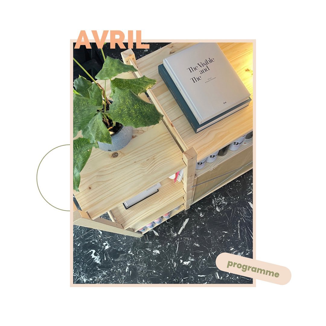 Il a le visible et l‘invisible. Ce que je montre et ce que je n’ai pas le temps de montrer. Il y a ce que je peux partager et ce qui doit rester (encore) secret. Un savant mélange qui m’oblige à penser ma propre communication et à prendre le temps de la faire 🛁
Pourtant en ce mois d’Avril, le temps file et défile, et nous voilà déjà le 18 !
🚧 Hier je restituais aux équipe marketing de l’ @entrepotdubricolage la première partie de mon travail de conseils ayant abouti à un axe stratégique majeur. Une présentation dense et nécessaire pour poser les bases d’une plateforme de marque qui verra le jour dans les prochains mois.
Ces moments de restitution sont toujours riches et passionnants, ils sont la pièce maîtresse pour construire ensemble des stratégies réfléchies et fondées pour créer des marques durables.
L’occasion aussi pour Camille, @iseethesunset, notre stagiaire en design graphique au @quartierlibre_ de présenter quelques planches d’inspirations ! Merci.
👾 Une restitution qui se termine et un autre travail d’accompagnement qui commence avec une entreprise dont je ne peux dire grand chose mais avec qui j’ai hâte de travailler car le sujet est nouveau et international.
🎥 Côté prod on continue avec @agencebproduction sur notre projet de film manifeste avec une série de repérages entre paris et Grenoble cette semaine. Vivement le réveil à 5h du mat demain ☕️
Bonne semaine à tous !
#grenoble #conceptionredaction #directioncreative #strategiedemarque