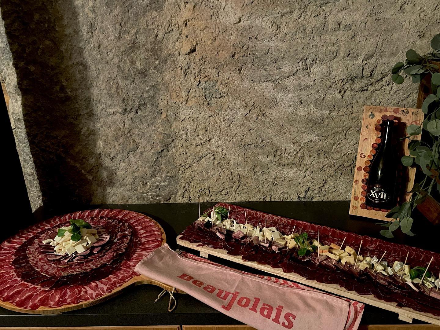 Toujours bien accueilli chez gay vins 🍷#viande #vins #beaujolais #fromage #plateau #wine #cave #degusation #gayvins