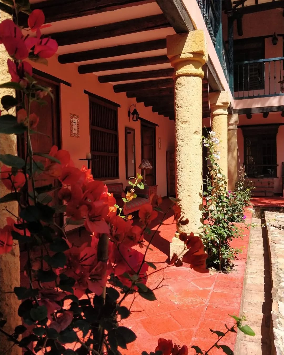 Somos un hotel pequeño y no estandarizado ideal para quienes buscan hospedarse en lugares con historia y diseño en el centro historico de Villa de Leyva.
Les ofrecemos a nuestros huespedes un servicio familiar y personalizado, una estadía con confort para el descanso y la experiencia de alojarse en una casa con historia.
❇️ Nuestras habitaciones son más grandes que las convencionales y cada una tiene un diseño único.
❇️ La casa de día es ideal para leer bajo el sol y aprovechar los jardines.
❇️ La casa de noche está iluminada con fuego para propiciar un ambiente más romántico y cálido.
Nuestro restaurante es delicioso.
❇️ Puedes recibir el mejor masaje relajante en tu habitación solo o con tu pareja.
❇️ El desayuno será el climax de tu experiencia.
❇️ Durante tu estadía recibirás sorpresas
#villadeleyva #luxuryhotel #escapada #escapadaromantica #descanso #masajes #desconectar #desayuno #colombia #historia
#diseño #jardin