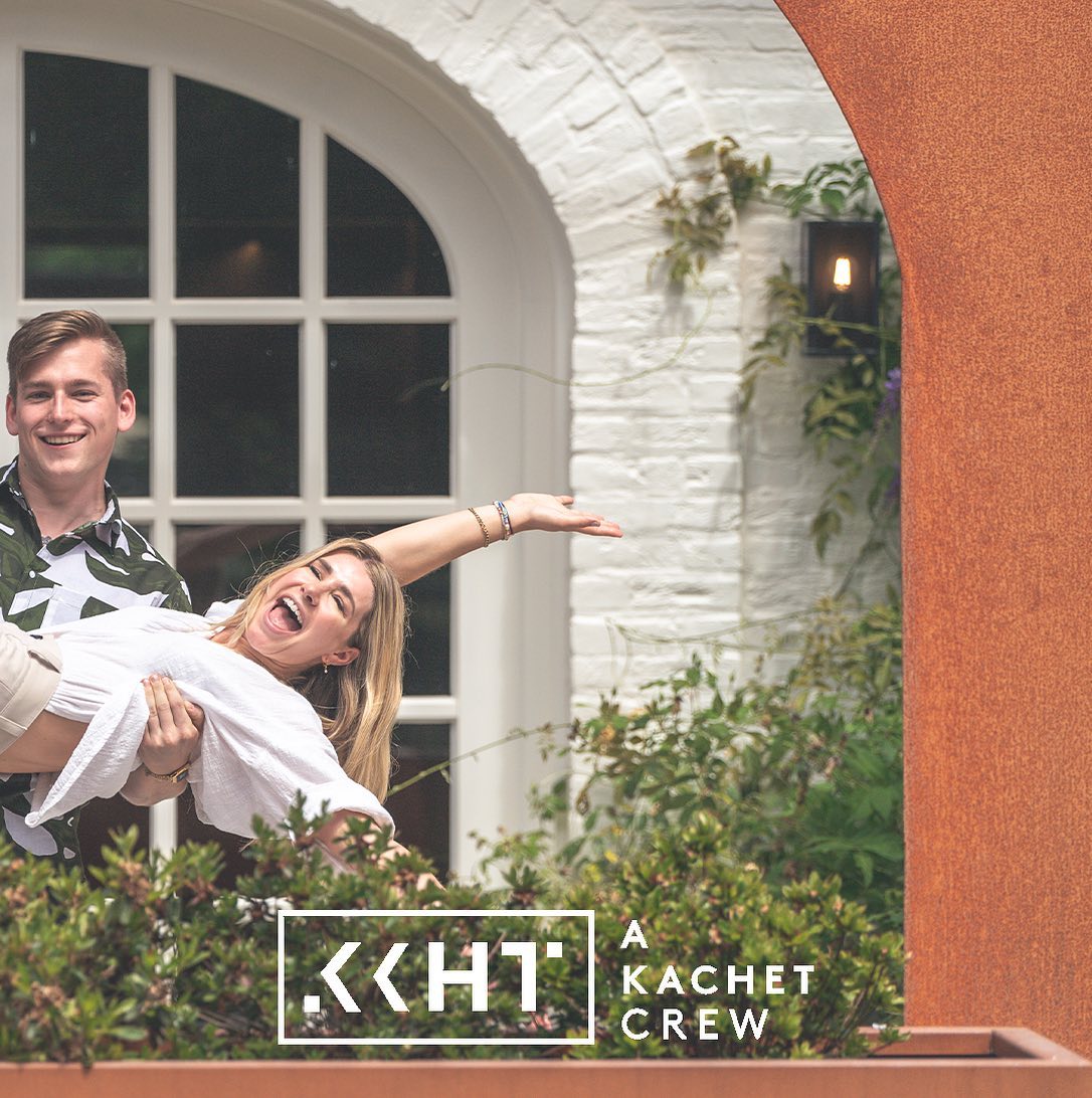 A Kachet Crew ❤️🔥
Kennen jullie het team van Cachecour al?
We stellen jullie graag voor aan Yarne en Bram! 👋🏼
Het jong sales talent Yarne staat in contact met alle feestgangers om een droomscenario te creëren op onze idylische @kachet.be venue. 🌱 Bram zorgt er als master-maitre samen met zijn team voor dat geen gast iets te kort komt op het feest. 👀 Zoals jullie kunnen zien zit de sfeer daar in ieder geval goed!🎈
#metkachet #crew #dreamteam #eventvenue #eventplanning #cachecour #houthalen #feestplek