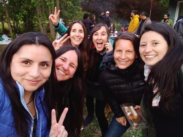 Apoyamos a nuestra querida Vale Ochoa, quien va como candidata a la convención constituyente. ¡Todo el ánimo en esta campaña! 🌟
@valeriaochoahinrichsen , te deseamos lo mejor en este proceso y en todo lo que te propongas. Eres una mujer aperradísima, honesta e inteligente. Lo harás muy bien en el lugar donde decidas estar. Aquí estaremos tus amigas de ONG Alerce para acompañarte 😘.
#mujeres #medioambiente #naturaleza #empoderamientofemenino💪