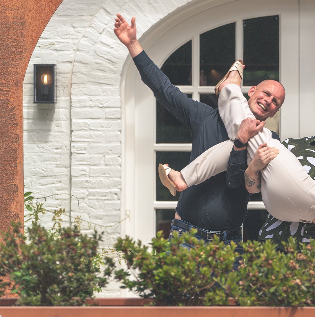 A Kachet Crew ❤️🔥
Kennen jullie het team van Cachecour al?
We stellen jullie graag voor aan Joeri!👋🏼
Als logistiek verantwoordelijke van @kachet.be zorgt Joeri er voor dat ieder feest tot in de puntjes klaarstaat voor dat de gasten arriveren. Een lach, die heeft Joeri altijd bij! 😃
#metkachet #crew #dreamteam #eventvenue #eventplanning #cachecour #houthalen #feestplek