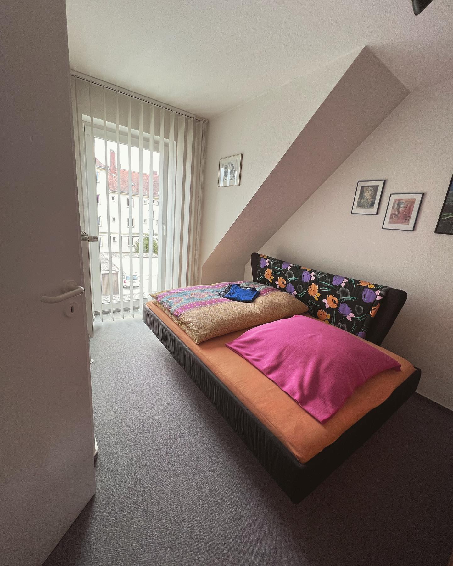 Ein kleiner vorher- nachher Vergleich von unserem heutigen Projekt 👍🏻
Vorher ein Öder und veralteter Teppich, nachher ein schöner und heller Vinyl der den kleinen Raum optisch größer wirken lässt.
Werbung wegen Namensnennung
Für das Projekt wurde ein hochwertiger Vinyl von @kahrs_de verwendet.
#bodenverlegen#vinyl#vinylboden#handwerk#kahrsflooring#kährsvinyl#vorhernachher