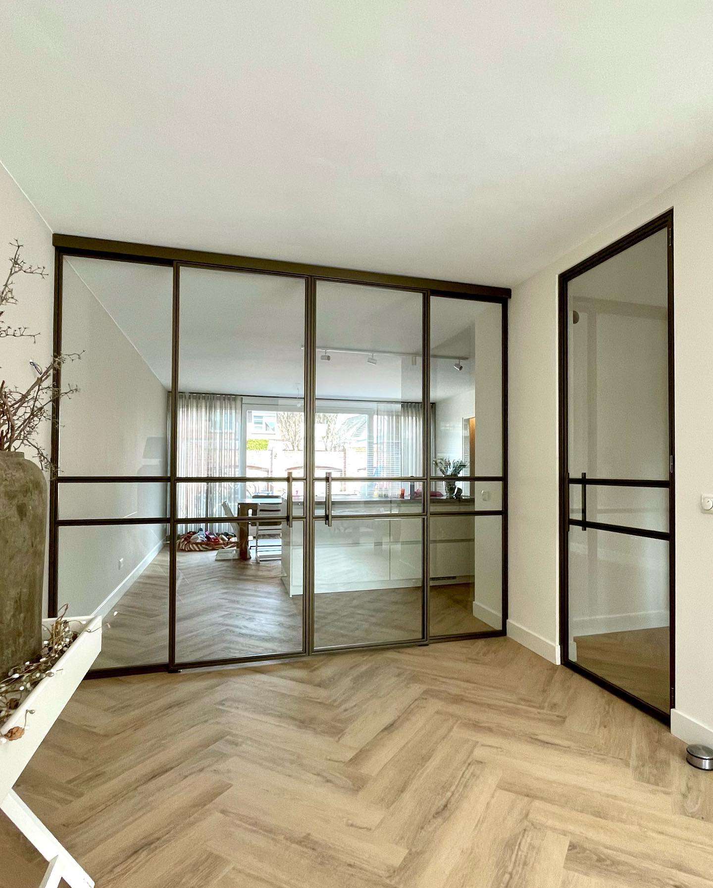 Prachtige schuifwand met een dubbele schuifdeur en twee zijlichten. De haldeur is in dezelfde stijl uitgevoerd.
Kleur: Brons Tiger Deore✨
#stalendeuren #stalenschuifdeur #schuifdeuren #woninginspiratie #woning #renovatie #nieuwbouw #montage #design #brons #haldeur #halinspiratie #scharnierdeur #stalenscharnierdeur #maatwerk #vakwerk #design #steeldoor #poedercoating #veiligheidsglas #softclose #rijssen #twente #livingroom #homedecor #styling #interior #interiordesign #wesselssteelworks