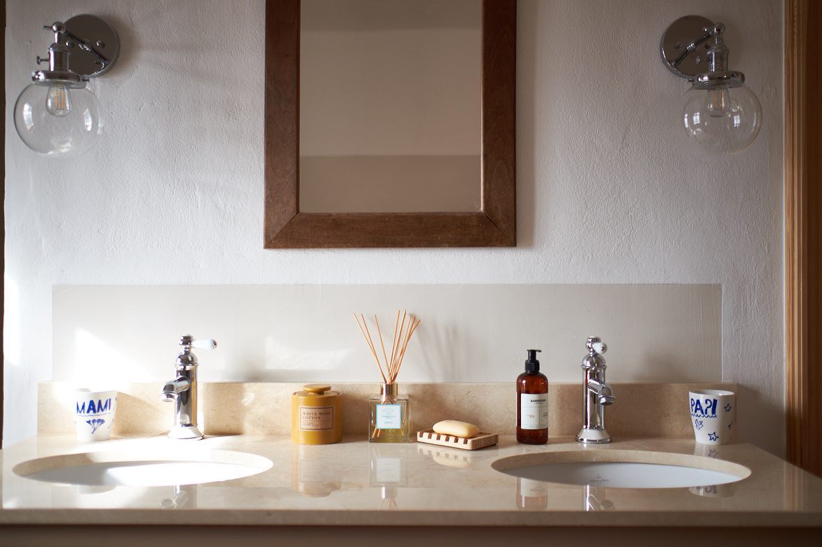 🫧Bathroom simplicity.. we loved using natural materials like wood and stone 🫧