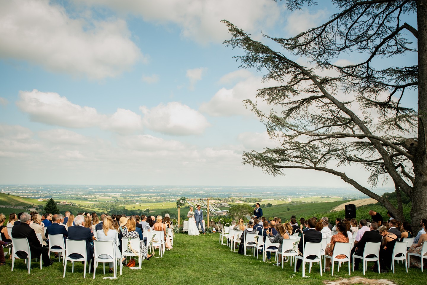 Un cadre magnifique 🌷 et cette vue à couper le souffle 🤩, au très chouette @ermitagedebrouilly pour une cérémonie laïque avec tous ces niveaux de détails !💥
Avec cette formidable équipe :
✨ wedding planneur @monjolijour
✨ décoration @maliceetdeco
✨ fleurs @desfleursdesfleurs
✨ mise en beauté @maryline_bmcathome
Reportage complet du mariage 🧡 :
https://emmanoam.com/histoires-de-vie
#mariage #wedding #photographemariage #photographemariagelyon #mariagelyon #mariagebeaujolais #ceremonielaique #decorationmariage #alliances #decorationceremonielaique #decomariage #archeceremonielaique #weddingphotographer #weddingphotographerfrance #portrait #nikon #lyon #mariageboheme #mariagevignes #weddingfrance #love #bride #weddingdress #justmarried #weddinginspiration #blogmariage #weddingplanner #emmanoam #igerslyon #onephotoaday