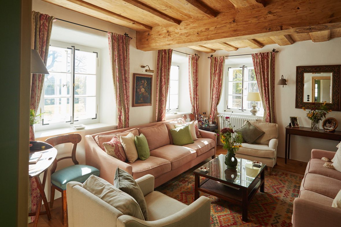 Wooden beam ceiling from 1654, with traditional Austrian farmhouse carving detailing in the living room
Holzdecke aus 1654 mit Handschnitzerei aus dem Ausseerland im Wohnzimmer