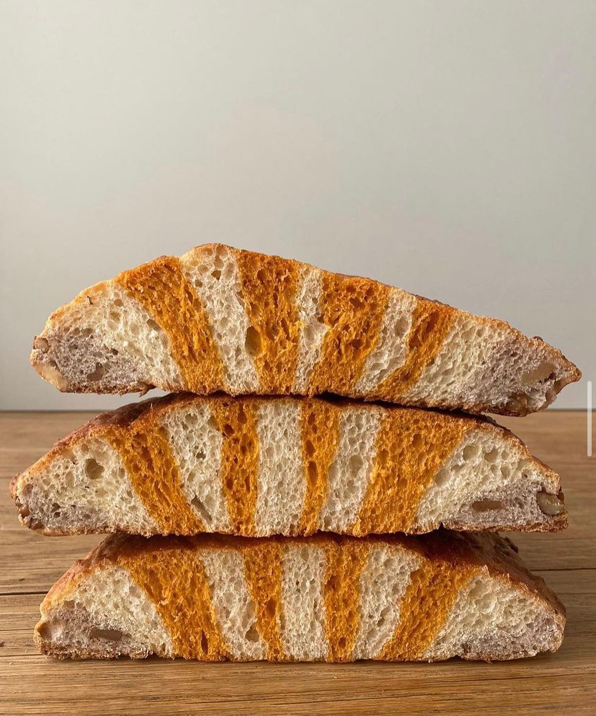 Bona diada de Sant Jordi a tothom!🌹📚🐉
Avui el nostre pa de Sant Jordi ha arribat fins al Palau de la Generalitat juntament amb la Fleca Balmes. Molt agraïts pel reconeixement.
Agrair també els nostres companys de gremi, la @fleca_balmes
Avui és un dia on especialment et recordem Eduard, un dia que vas fer tan especial i que ens dona l'oportunitat de poder retrobar-te en el teu llegat. Un magnífic pa que ens vas deixar i ens permet recordar-te plegats en la teva passió!
Aquest dia sempre serà teu Eduard. De tot cor, va per tu.
Gràcies per sempre.