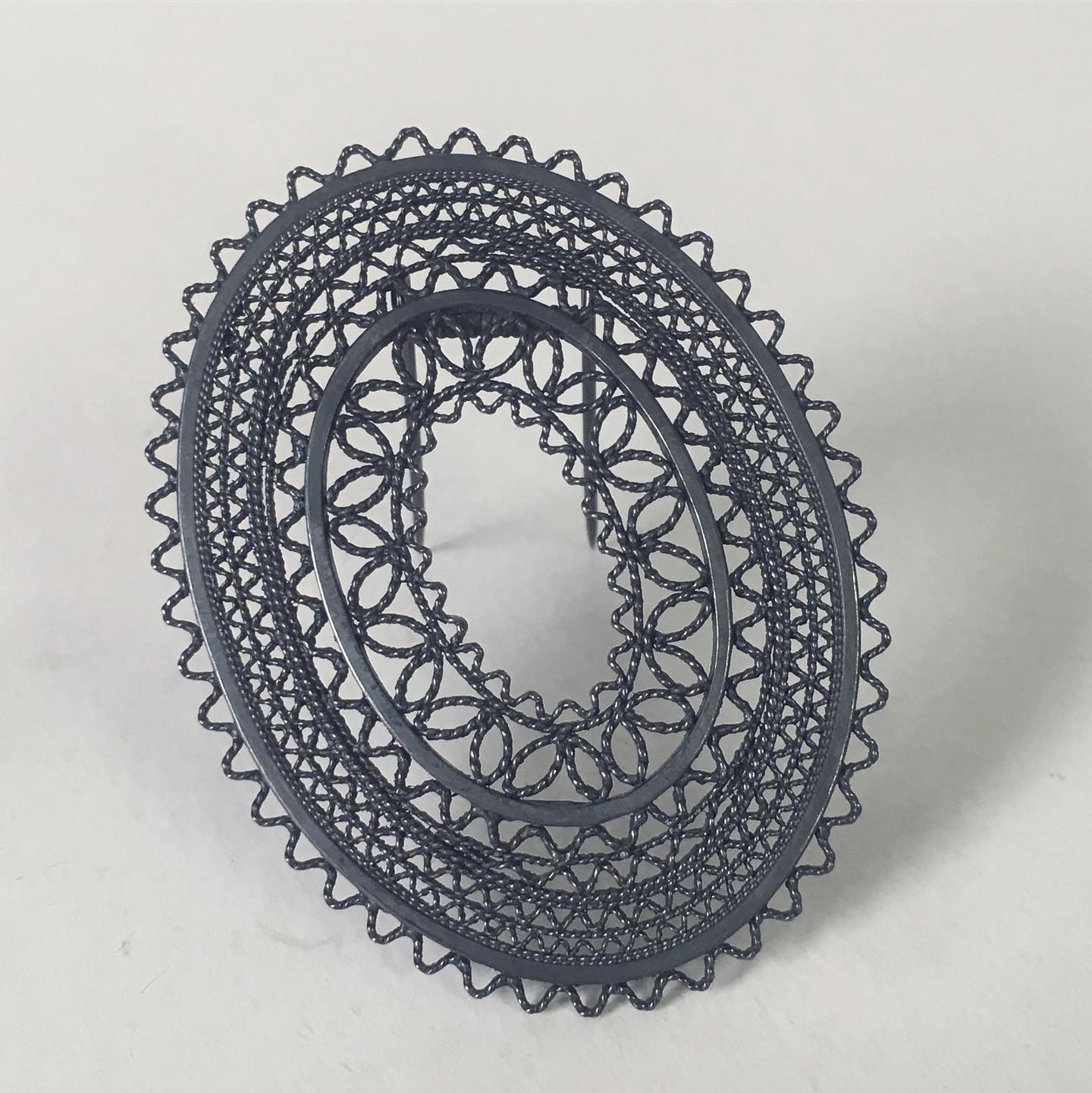 Broche FRIVOLITÉ
Argent 925 éco, oxydé , filigranes
J’ai réalisé tout spécialement pour l’exposition “Création jurassienne de bijoux” une petite collection inspirée des Années folles qui me fascinent...
A voir à @fondationfarb
Suite de l’exposition @museejurassiendelemont
Commissaire d’exposition @lecomte1030
#exposition #arts eco #broche #brooch #frivolité #frivolite #anneesfolles #delémont #expobijoux #bijoux #bijouterie #art #metiersdart #juratourisme #jura #noeebijoux