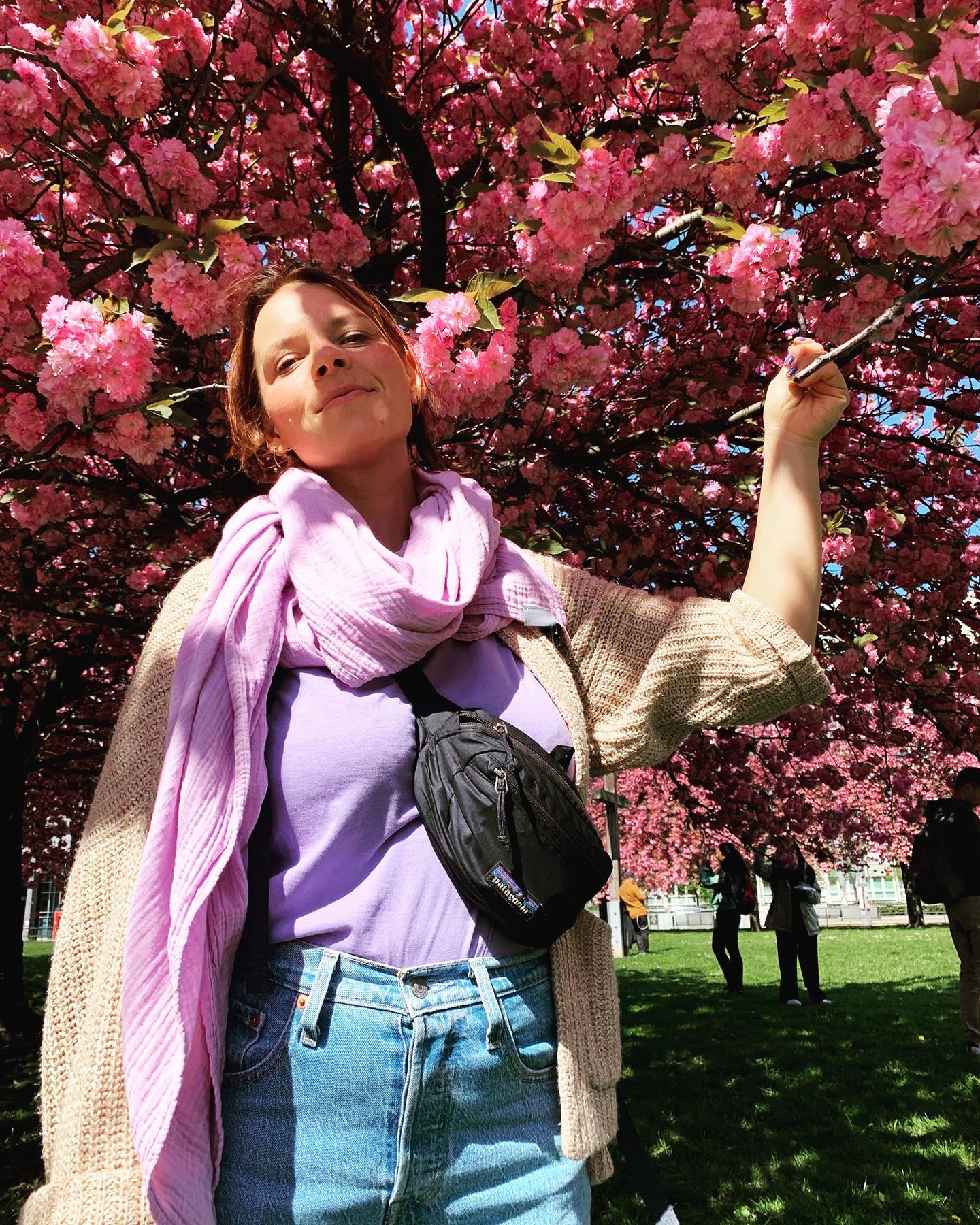 Letzten 7 Tage Leipzig #aroomofmyown 1.) Im Durchschnitt 15 km gehen mit Hund zu Kirschblüten 2.) + 3.) täglich Bärlauch-Wald & Nonnenwiese 4.) Maria Lassnig Ausstellung "Über die Präzision der Gefühle" @hgbleipzig 5.) - 7.) Schreiballtag finden: Bücher für mein Buchprojekt #tochterschaft lesen & Konzept neu überarbeiten & schreiben 8.) Leben mit Hund = viel Zeit im Grünen 9.) 45 Sek Video produzieren #dasjungfernhäutchengibtesnicht für @patrick.catuz 10.) Edit Launch & Lesung - Frage: Was ist ein Gedicht? @editmagazine @rotorbooks •
p.s. hab hier in meinem Leipziger Zimmer für mich allein kein Internet. Wenn ihr mich erreichen wollt, auf keinen Fall über IG. ruft mich an. Mobile Daten sind 28 Tage im Monat aufgebraucht. Mails beantworte ich nur Mo & Fr - die restliche Woche mach ich 1.) - 10.) oder so ähnlich ... 💜💋#schreibenschreibenschreiben #virginiawoolf #mariannehirsch #geschichtepolens #światbezkobiet #sławomirawalczewska #wessenerinnerungzählt #familiengeheimnisse #tochter