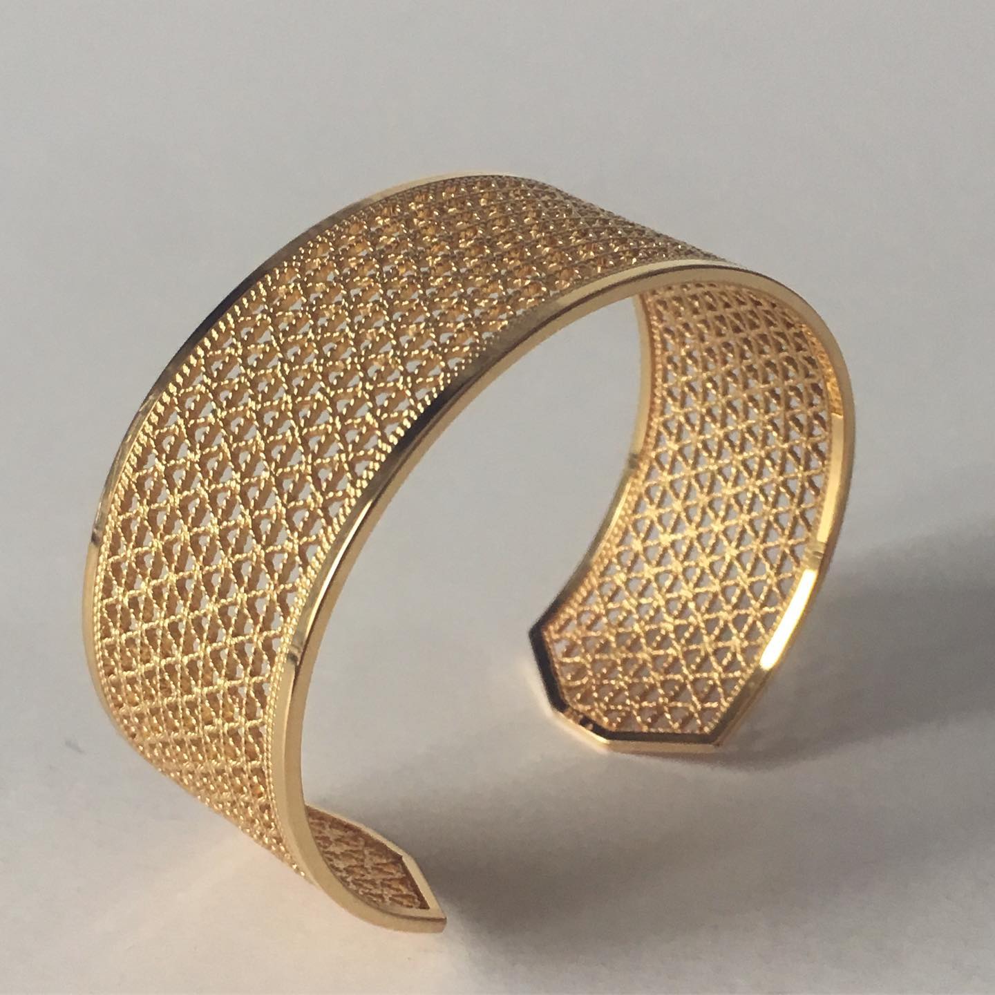 Bracelet GARBO
Argent 925 éco, plaqué or jaune , filigranes
J’ai réalisé tout spécialement pour l’exposition “Création jurassienne de bijoux” une petite collection inspirée des Années folles qui me fascinent...
A voir à @fondationfarb
Suite de l’exposition @museejurassiendelemont
Commissaire d’exposition @lecomte1030
#exposition #arts eco #manchette #armcuff #bracelet #garbo #gretagarbo #anneesfolles #delémont #expobijoux #bijoux #bijouterie #art #metiersdart #juratourisme #jura #noeebijoux