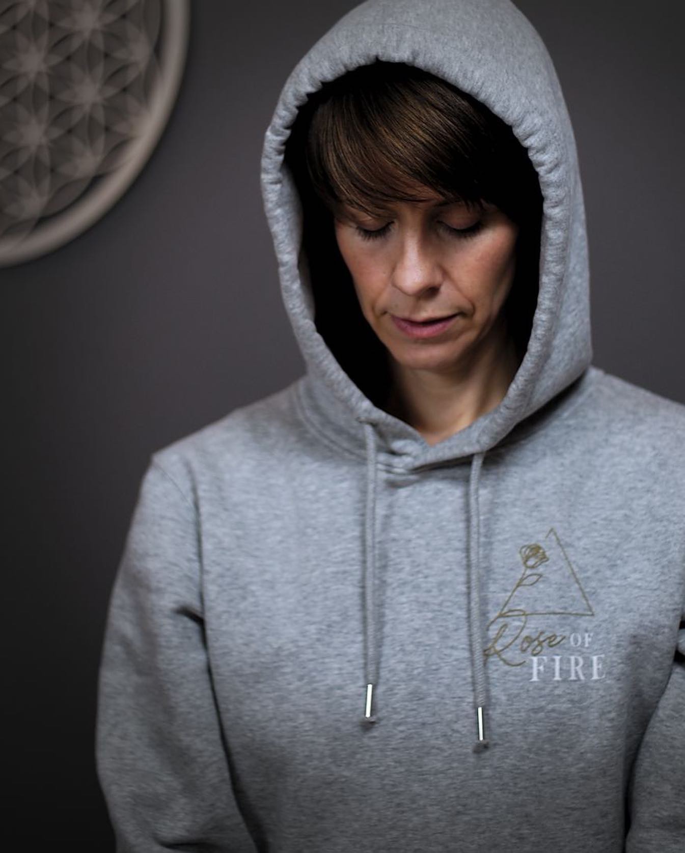 STILLE
als eine Person mit einer Vata und Pitta-Dominanz, liebe ich die Bewegung und das nicht nur körperlich sondern vor allem auch geistig. Ich liebe es kreativ zu sein und vor allem liebe ich die Kommunikation. Es kann nicht trubelig genug um mich herum sein. Immer und immer wieder kann ich mich für neue Dinge begeistern. Dabei schwappt diese Begeisterungsfähigkeit nicht selten auf meine Mitmenschen über.
Ich muss gestehen, Ruhe zu zelebrieren ist nicht ganz so meine Stärke.
Seit ein paar Tagen ist dies jedoch anders. Mein System wünscht sich Ruhe und Stille.
Meine feinen Antennen möchten mal nicht auf Empfang stehen. Zu Beginn bin ich ehrlicherweise über den tiefen Wunsch nach Ruhe hinweggegangen. Mein Alltag lässt eine komplette Ruhe nicht so leicht zu.
Ich habe in dieser Zeit meine Karte wieder entdeckt, die ich während der Rauhnächte gezogen habe und welche für den Monat Mai steht. Es ist die Stille! Diesen Wink nehme ich nun zum Anlass, diese Stille einkehren zu lassen. Und das fühlt sich nun doch sehr gut an.
Der Monat Mai wird nun für mich unter dem Motto der Ruhe und des Rückzugs stehen. Ich habe die meisten Termine abgesagt, darunter auch meinen Yogaunterricht.
Ich freue mich nun sehr auf diese besondere Auszeit und darauf, mit ganz viel Kreativität und Begeisterung im Juni wieder da zu sein 🧡
Liebste Grüße
#balance #rückzug #auszeit #auszeitvomalltag #ruhe #stille #zeitnehmen #energietanken