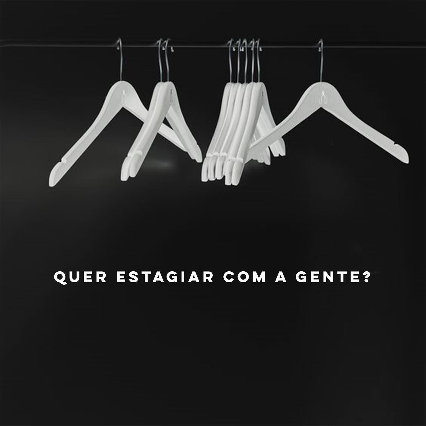 (Fechamos 💜) 
Vagas de estágio, para estudantes e recém formados em moda, mesmo sem experiência.
O estágio é remunerado. Começamos trabalhando remotamente três dias por semana e por quatro horas nestes três dias. Na semana de Moda passa a ser presencial e dentro do evento e desfile.
É necessário:
🙌🏽 Ter uma carta ou documento encaminhado pela instituição de ensino que você estuda ou estudou.
🙏🏽 Residir em São Paulo. Ou ter acesso e estadia fácil em São Paulo. Chama aquele seu parente ou amigo para te apoiar nessa oportunidade.
🙌🏽 Ter domínio em Illustrator ou Corel Draw. Photoshop. Canva. Planilhas de Excel. Ilustração Manual. 
🙏🏽🤷🏽♀️ Ter talento com corte e costura. Porque se cair um botão, você resolverá e não entrará em desespero.
Você terá preferência se na seleção:
💜 For pessoa negra, indígena e asiática. LGBTQIA+ e corpo gordo.
💜🙏🏽🟢 Tiver conhecimentos profundos sobre sustentabilidade, economia circular, processos sustentáveis, materiais eco e de baixo impacto ambiental. Lixo Zero.
🙏🏽 Tiver conhecimento sobre o mundo da moda atualizado. 
🙌🏽Souber pesquisar na música, cinema, etc: Não vale se apoiar no Pinterest! 
🙌🏽Tiver conhecimento sobre One Peace, Midnight Gospel e ser atualizada sobre o mundo da música. Principalmente sobre K-pop, Hip-hop e Indie. Divas latinas e a Abelha Rainha. Se não souber quem é a Queen Bee nem se candidate. Siga o líder com bias @andersonrvs (o Army vai entender) e se atualize. 
🙌🏽 Tiver interesse sobre astrologia, souber quem é Jung e conhecer bruxaria e afins.
Envie seu currículo com mídias sociais. Não esqueça sua data de nascimento, local e hora para avaliação astrológica. (É brincadeira 😅🫠)
Encaminhar para o e-mail:
vagas@tastudios.eco.br
Boa sorte! 🍀