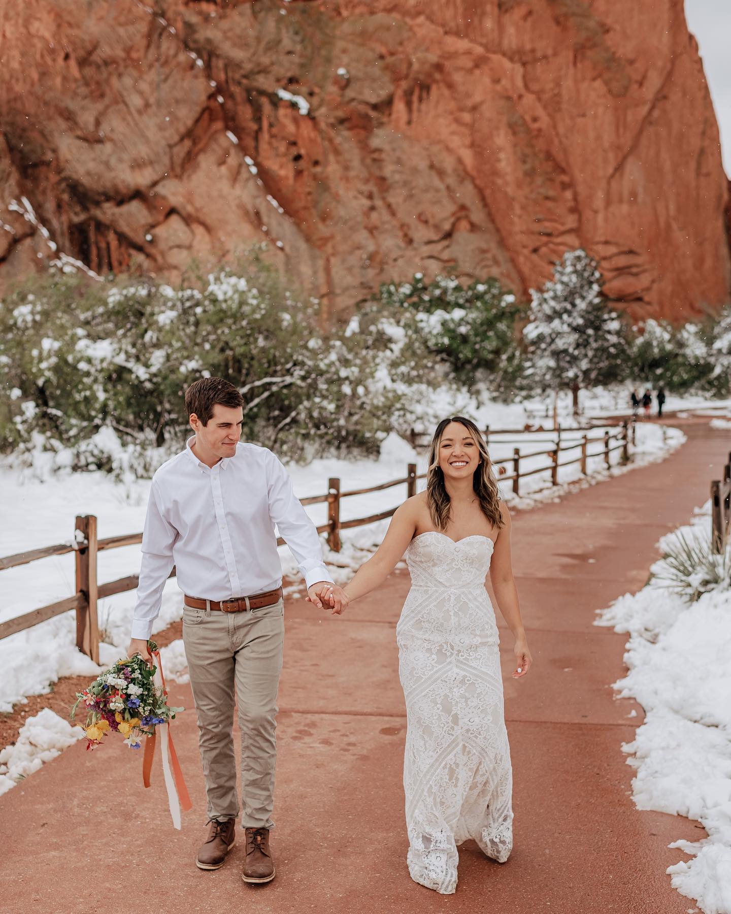 🏔️ I'm heading back to the mountains of Colorado in 9 days, yay!! And even though this trip is more just for fun and visiting my little bro, I'm hoping to squeeze in a session while I'm there! Also.... I'm crossing my fingers for NO SNOW this time!! 🤞🏻
.
.
.
@grace_jayyy
@lulusweddings
@roughage_floral
@gardenofthegodspark
@bellebotanicalcreations
