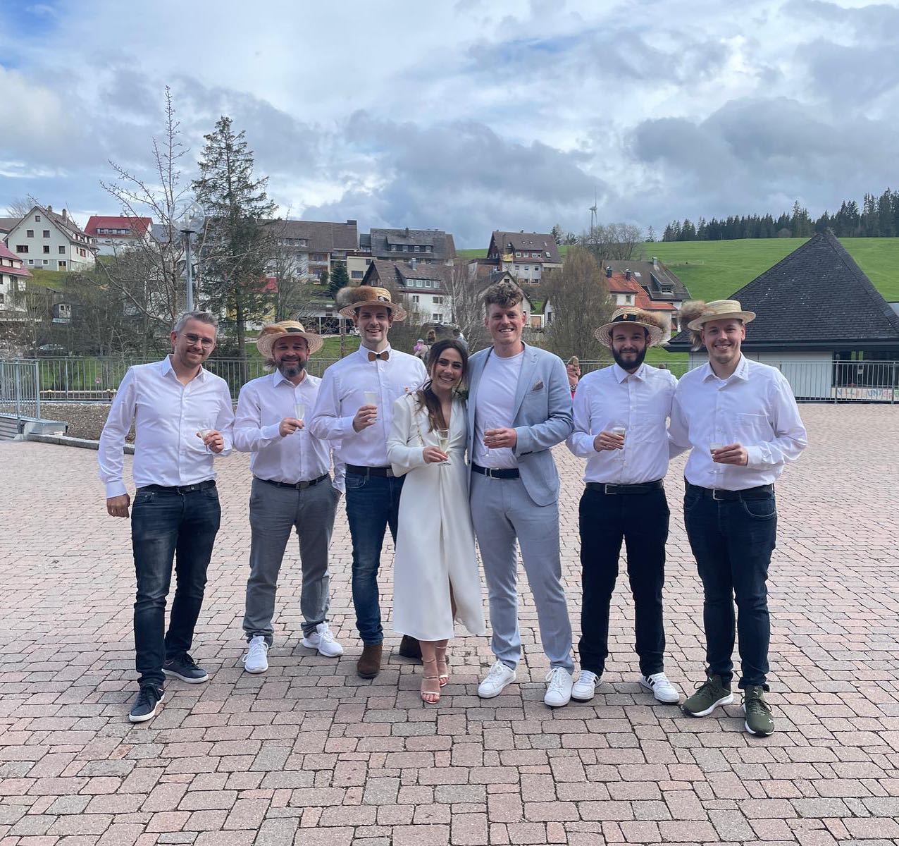 Auf das Brautpaar ein dreifach kräftiges…
NARRI! 🥳