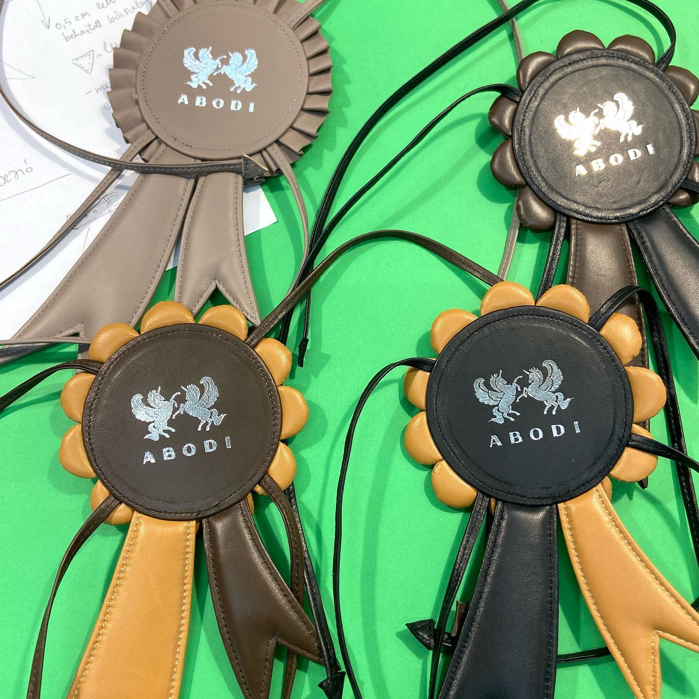 Régi partnerünk legújabb kollekciójához készítettünk különleges kiegészítőket.
#bérvarrás #bőrdíszmű ves #bőr #leathergoods #handmade #uniqueleatherworks #hungary