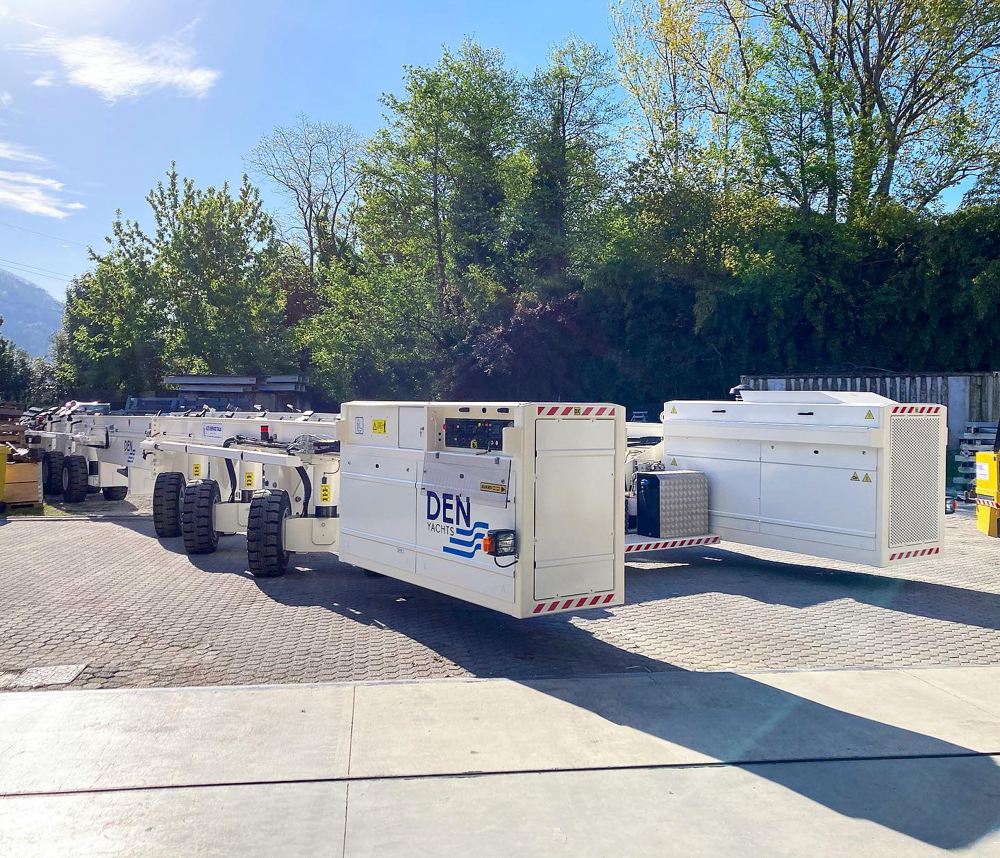 Here a new M150+50 ready to leave, goodbye, have a good trip to Sardinia 👋🏽 #readytodeliver #altoservice #200ton #shipyards #boatmover #bigload #byebye #madeinitaly