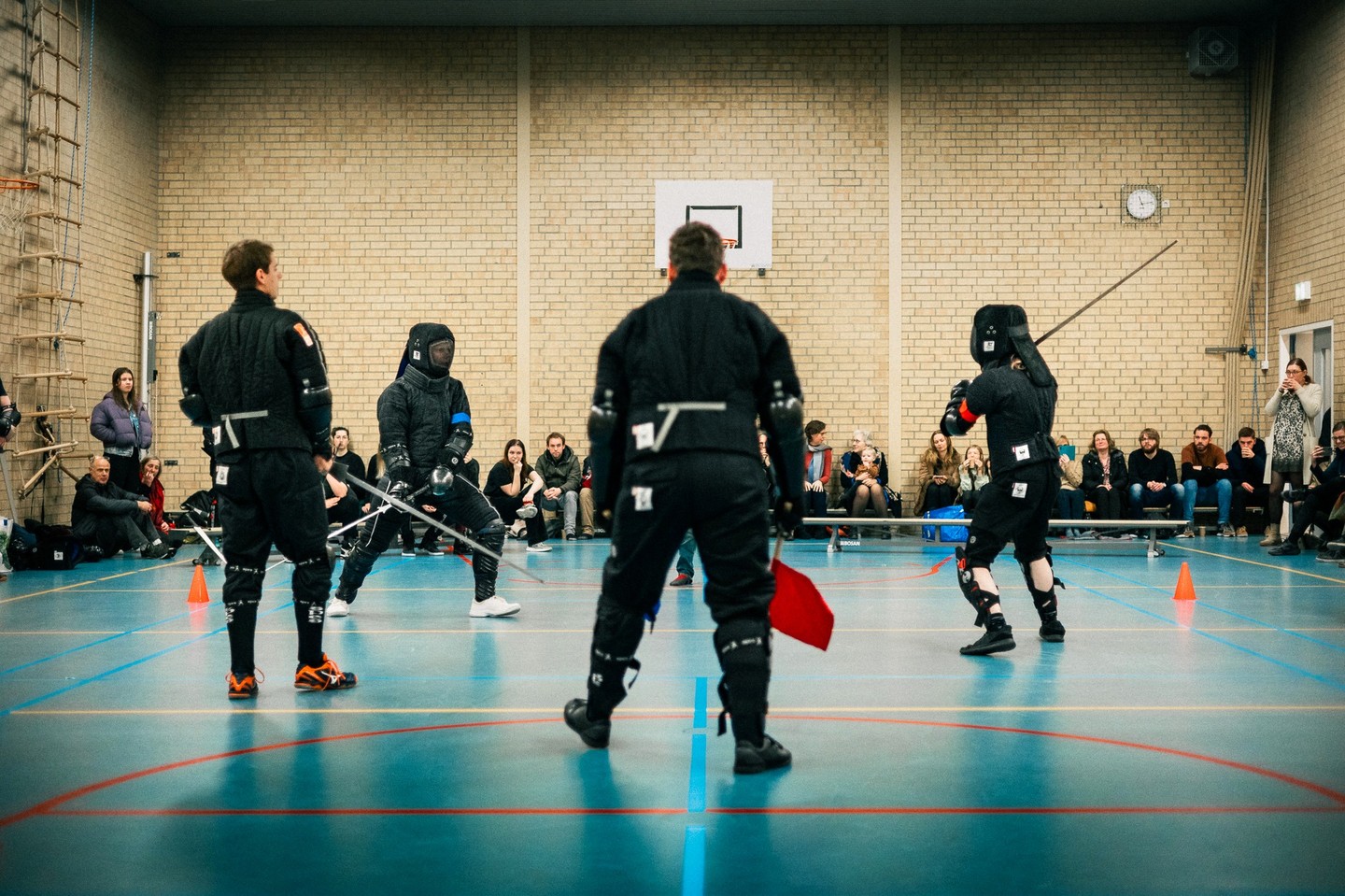 Come one, come all!
That's a slogan we always adhere to, but it is of course extra true on our new annual Friends- and Family Day!
With longsword workshops and demonstration bouts like in this picture, simultaneously at our Groningen and Zwolle locations, this first edition was a whole lot of fun!
Ready to put on a sweat and train hard? Join up!
Meer weten over zwaardvechten in Groningen en Zwolle! Kom langs voor gratis proeflessen!
#HistoricalEuropeanMartialArts #HEMA #historicalmartialarts
#historicalfencing #longsword #medieval #renaissance #martialarts #training #fitdutchies #federschwert #liechtenauer #lichtenauer #ringeck #westernmartialarts #wma #marsmartialarts #marszwolle #marsswordfighting #zwaardvechten #Zwolle #Groningen #ergaatnietsbovengroningen #hanzestadzwolle #swolla #grunn #langzwaard #zwaardvechten