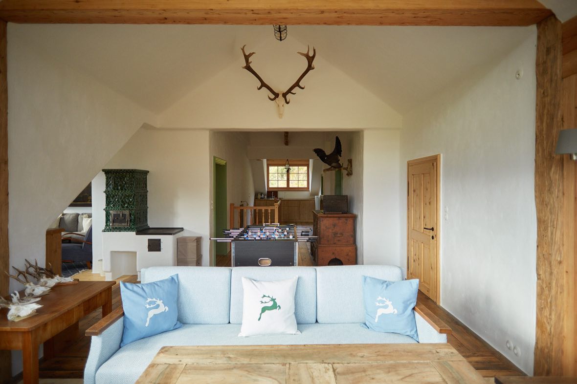 ✨Happy Friday…..✨
Check out our upstairs relaxation space… with an invisible balcony which opens up to the best views of the region…