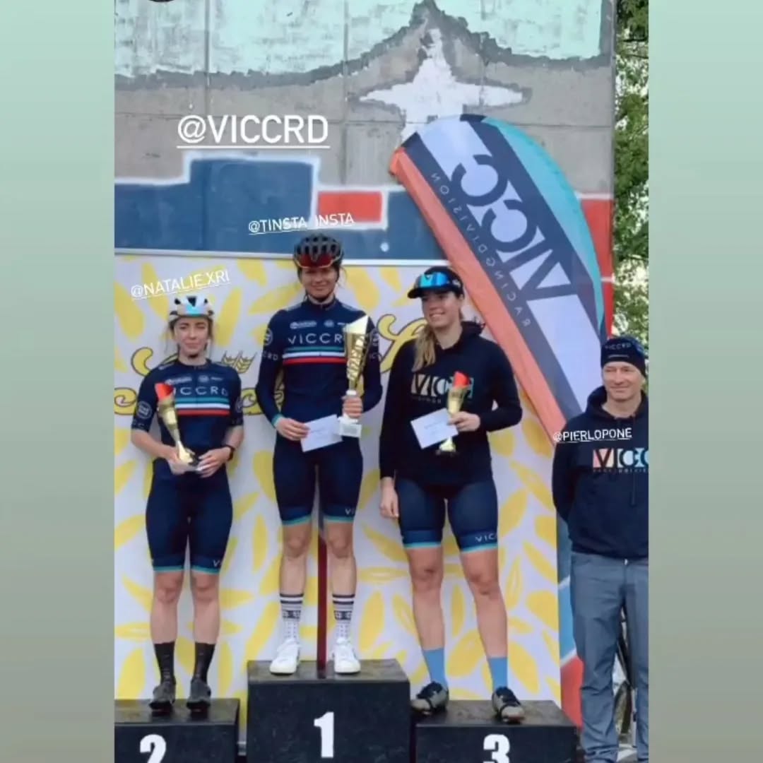 Über 💯 Starter:innen zwischen 2 und 63 trotzten dem gestrigen Aprilwetter auf der Donauinsel. Besonders stolz sind wir dieses Mal auf die zwei verschiedenen Frauenrennen und davon das allererste Rennen für Frauen Amateure in Österreich ausgetragen zu haben. Vielen Dank @cycling_austria für die Möglichkeit, unser Women's Team und @lisabrennauer für die Unterstützung!
Die Registrierung für den nächsten Renntag am 9.5. ist eröffnet.
.
.
.
📸 @martin.granadia
#raceday #kidsracing #youthracing #cyclinglife #cyclingphotos #lifebehindbars #gofastturnleft #critracing #supportyourlocalcrit