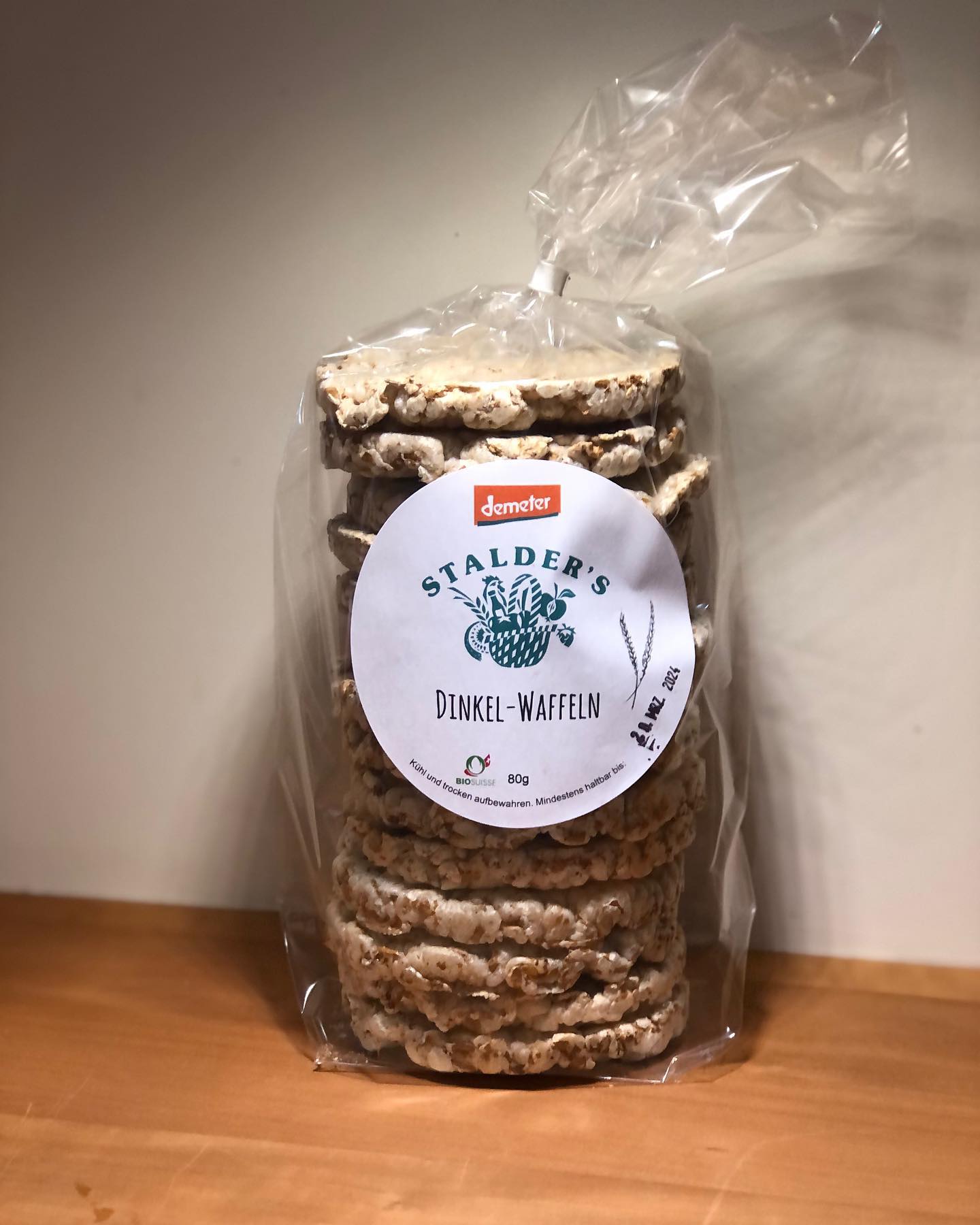 Heute im Rampenlicht:
Handgemachte Vollkorn- Waffeln aus unserem Dinkel vom Hof. Zutaten: Dinkel und sonst nix. Kein Öl, keine Gewürze, dafür 100% Geschmack😋
Gibt‘s ab sofort bei uns am Markt und wohl auch bald in der @markthalle.luzern 😊
#handgemacht #waffeln #dinkel #pur #lecker