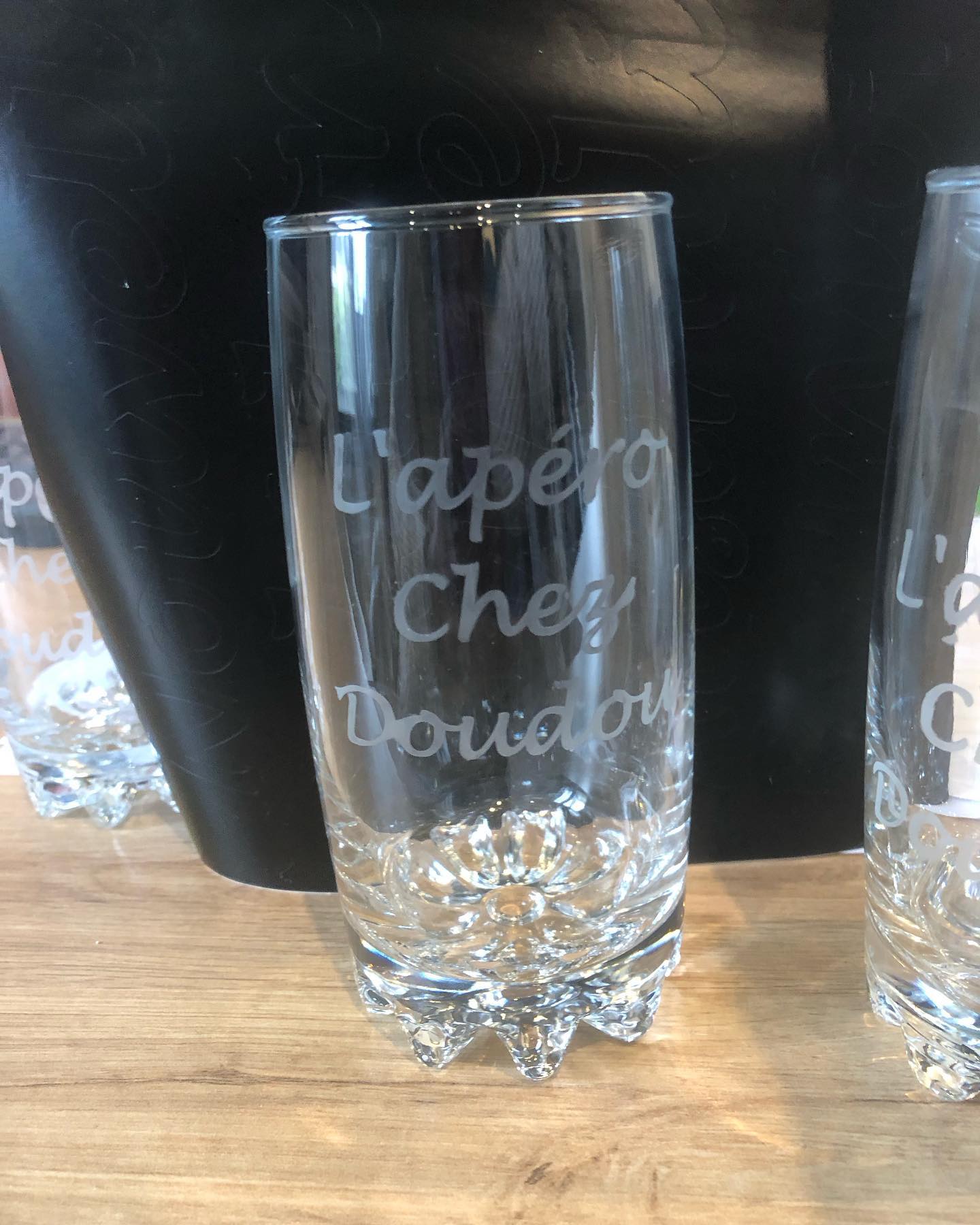 Une commande de gravure sur verre pour un anniversaire merci beaucoup pour cette nouvelle commande et pour votre fidélité @lindsay_badier #verrepersonnalisé #anniversaire