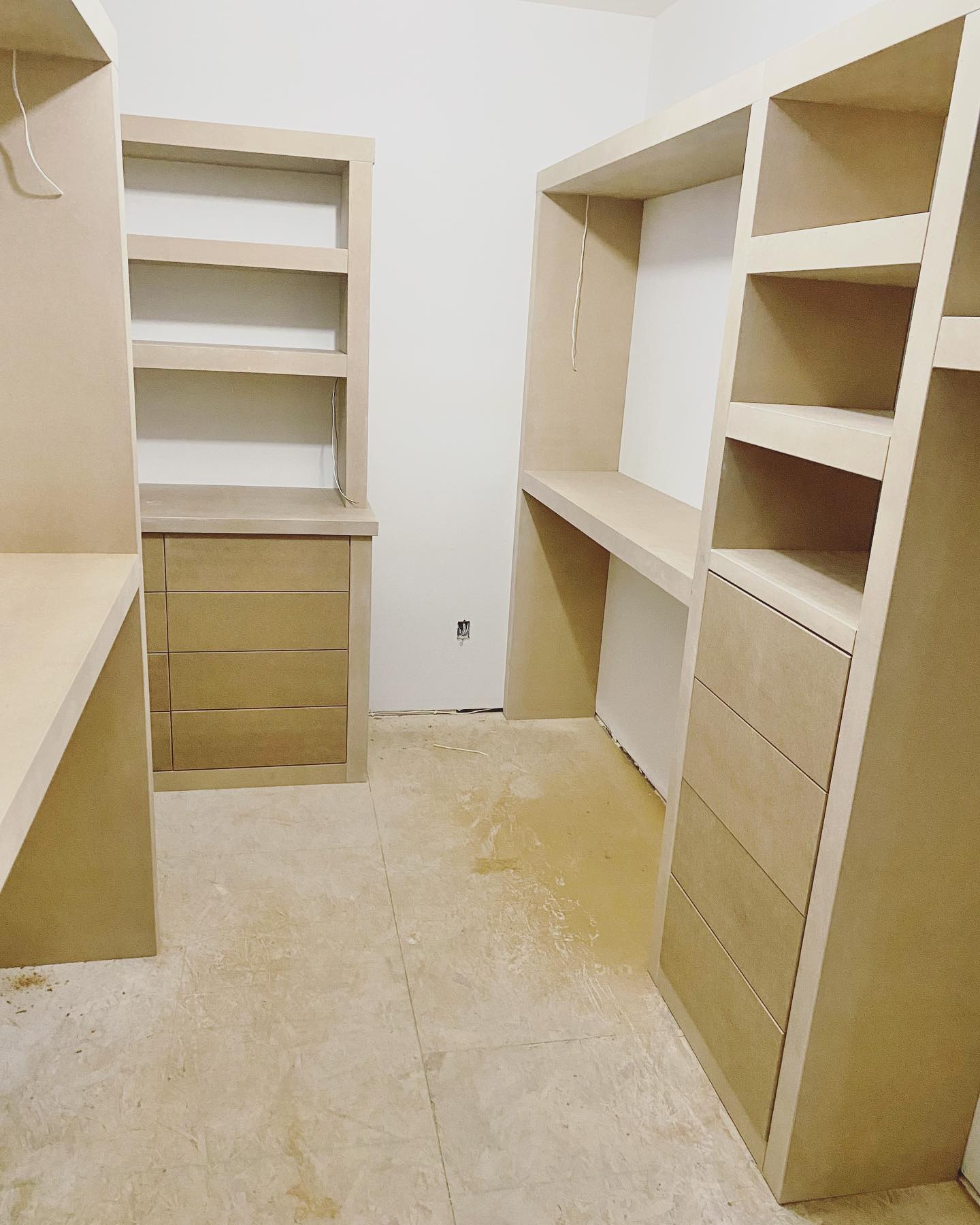 Here are some beefy shelves for you in this massive walk in closet (with a full sized window) - wish I had been able to get more shots after paint, but even the “raw” shots are impressive with the amount of storage in this master bedroom.
.
.
.
.
.
.
#lawrencefinishing #finishingcarpentry #yxehomes #yxedesign #saskatoonhomes #customfinish #customfinishing #openshelves #yxelifestyle #custombuilt #mastercloset #walkincloset #walkinclosets #closetstorage #masterbedroom