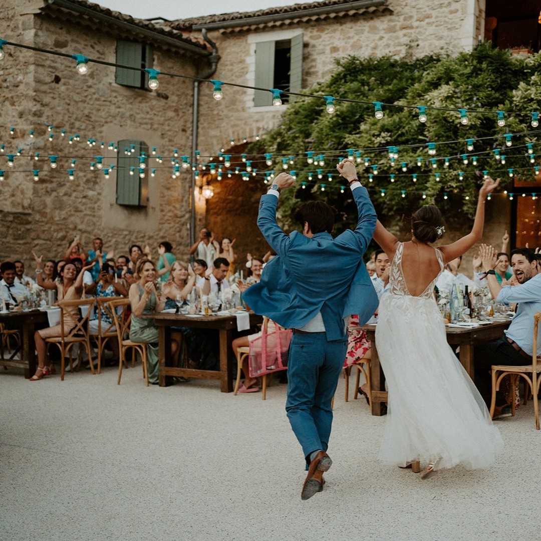 L'entrée des mariés dans la cour du village est toujours un moment magique...
Si vous rêvez d'un diner sous un ciel étoilé avec tous vos proches, le Domaine de Valbonne est l'endroit parfait pour dire "oui" à la personne que vous aimez.❤️
Photographe @laurineblly
Traiteur @lavallerguetraiteur
Mise en beauté @nathalieheumaquilleuse @unbrindaudace
DJ @33tours.dj
Lieu @domainedevalbonne
#domainedemariage #lieudereception #mariageenprovence #domainedevalbonne #provencewedding #provenceweddingphotographer #weddingvenue #mariagechampetre #mariageboheme #lavande #oliviers #truffes #saintpauletdecaisson #gard #occitanie #southoffrance
