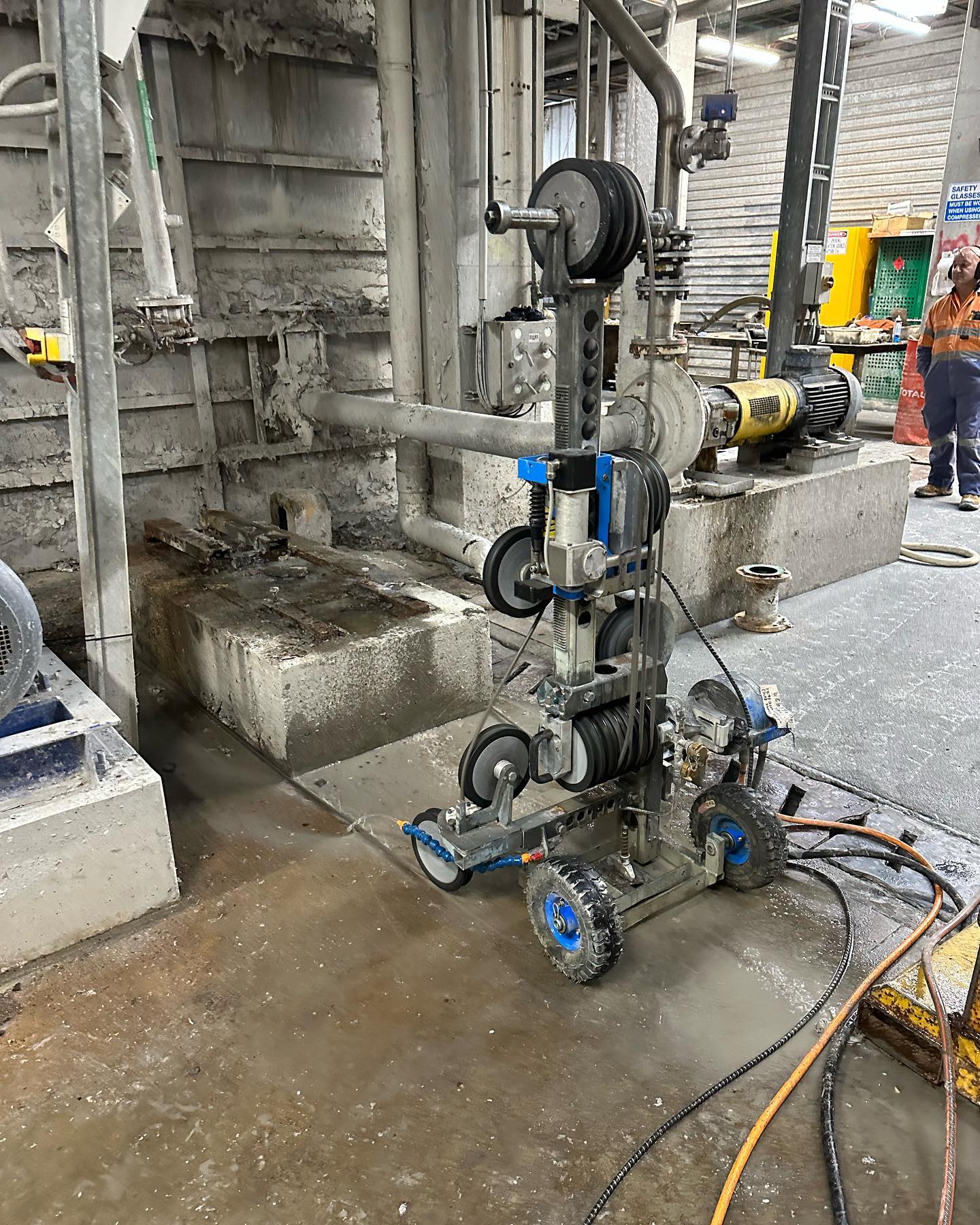 Wiresawing an old concrete plinths to make way for new ones to go in. If Fumeless, Effective, Safe remote controlled cutting sounds like something you need, Wiresawing may be a possibility and something to consider!
#cuttingforce #cutting #tyrolit #hilti #australia #melbourne #gippsland #traralgon #coredrilling #cutting #grinding #concrete #scaning #flushcutting
#ringsawing #wiresawing #handsawing #roadsawing #generator #furphy #site #construction