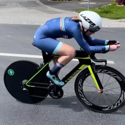 Erfolgreiches Rennwochenende für Julia Hallwirth. Nachdem sie bereits beim Heimrennen auf der Donauinsel die schnellste Juniorin war, konnte sie auch heute beim EZF in Großhartmannsdorf den ersten Platz erreichen. Ihr Vater errang in seiner AK die Bronzemedaille.
#tt #timetrial #cyclinglife #cyclingphotos #raceday #familyracing #racingfamily