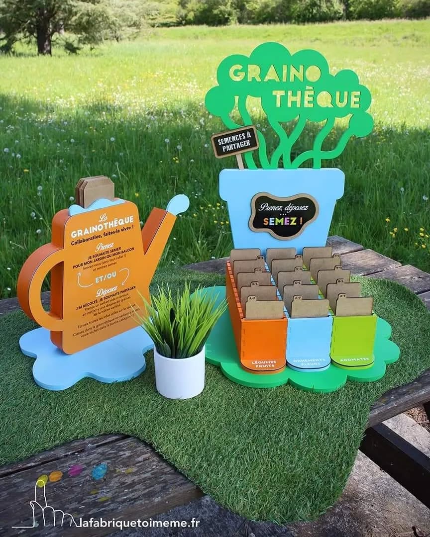 🌱🌺💨Prenez, déposez... semez !
👉Voici la dernière réalisation de La Fabrique Toi-Même : une grainothèque collaborative pour les bibliothèques du Lot-et-Garonne !
📚Cet outil nomade circulera de bibliothèques en bibliothèques pour tester, partager et peut-être donnera envie aux sites qui n'en sont pas encore équipés de créer leur propre grainothèque !
🥰 Ce projet nous a été confié par @sylviedecobert de la médiathèque départementale de Lot-et-Garonne, @lotetgaronneledepartement 🙏
👩🎨 Une grainothèque dessinée et fabriquée par @emilieblabla_graphiste -Ingénieuse-Peintre multicouches avec la découpeuse laser du FabLab @lab2r, encouragée par @christelleloubriat médiatrice culturelle et assistée à la fraiseuse par Bertrand Bachala qui s'est révélé un brillant mannequin main pendant la séance photo 🖖
#grainotheque #bibliotheque #jardin #graines #graphisme #mediationculturelle #design #lafabriquetoimeme