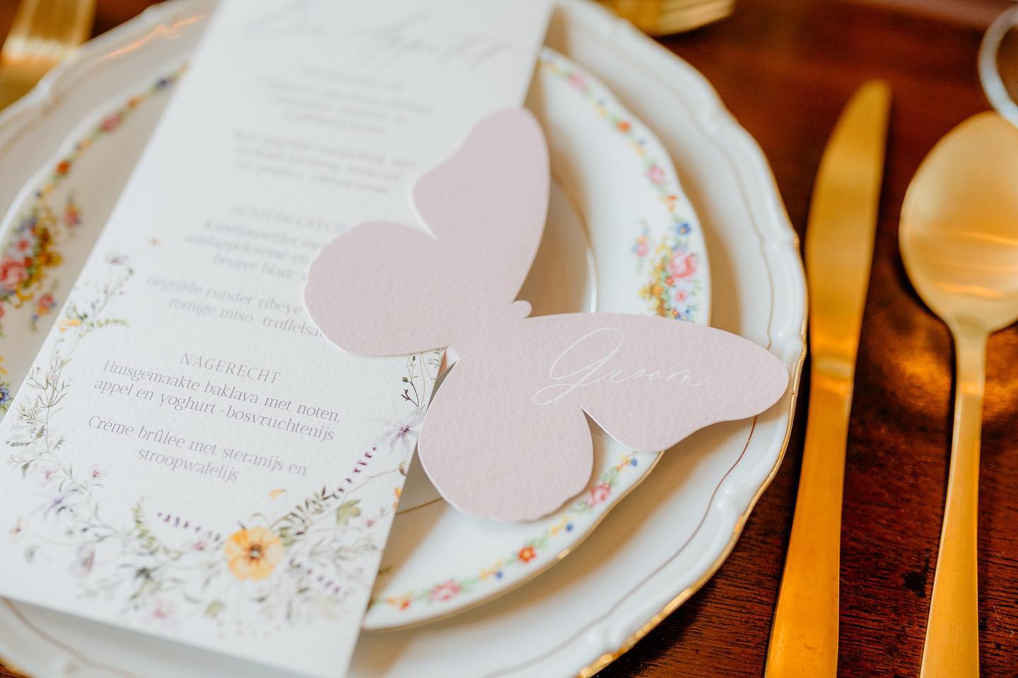 Vorige week mocht ik de stationery verzorgen voor de @love_yourmoments bootcamp, en ik heb zojuist al de eerste foto’s mogen ontvangen. Ben zo blij met deze eerste beelden aan de hand van Myrthe.
Foto credits:
Workshop & photographer: @love_yourmoments
Couple: @abvandenbraak & @hobblas
Make up & hair: @lindakortelandmua
Flowers: @beautifulstoriesbruiloft
Sweets: @cakequeen_agnes
Styling: @vintage_tafelen
Celebrant: @desprankelendetrouwambtenaar
Jewellery: @drksonline
Stationery: @wittyink
Rings: @rozenhof_trouwringen
#weddingstationery #placecards #namecards #trouwkaarten #trouwkaart #trouwhuisstijl #trouwdrukwerk #weddinginvitations #tablesetting