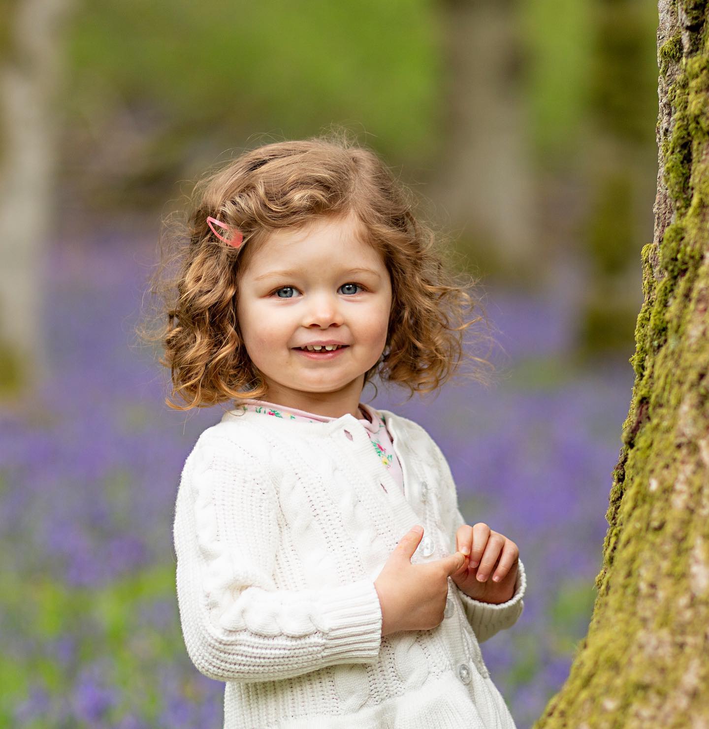 I often play peek a boo with kids to help them warm up to me during an outdoor shoot. How gorgeous is this little girl and her hair 🥰
.
.
.
.
#sjrichardsonphotography #familyphotographer #lifestylephotographer #childportrait #bluebellminisession #bluebellphotoshoot #oxfordphotohrapher