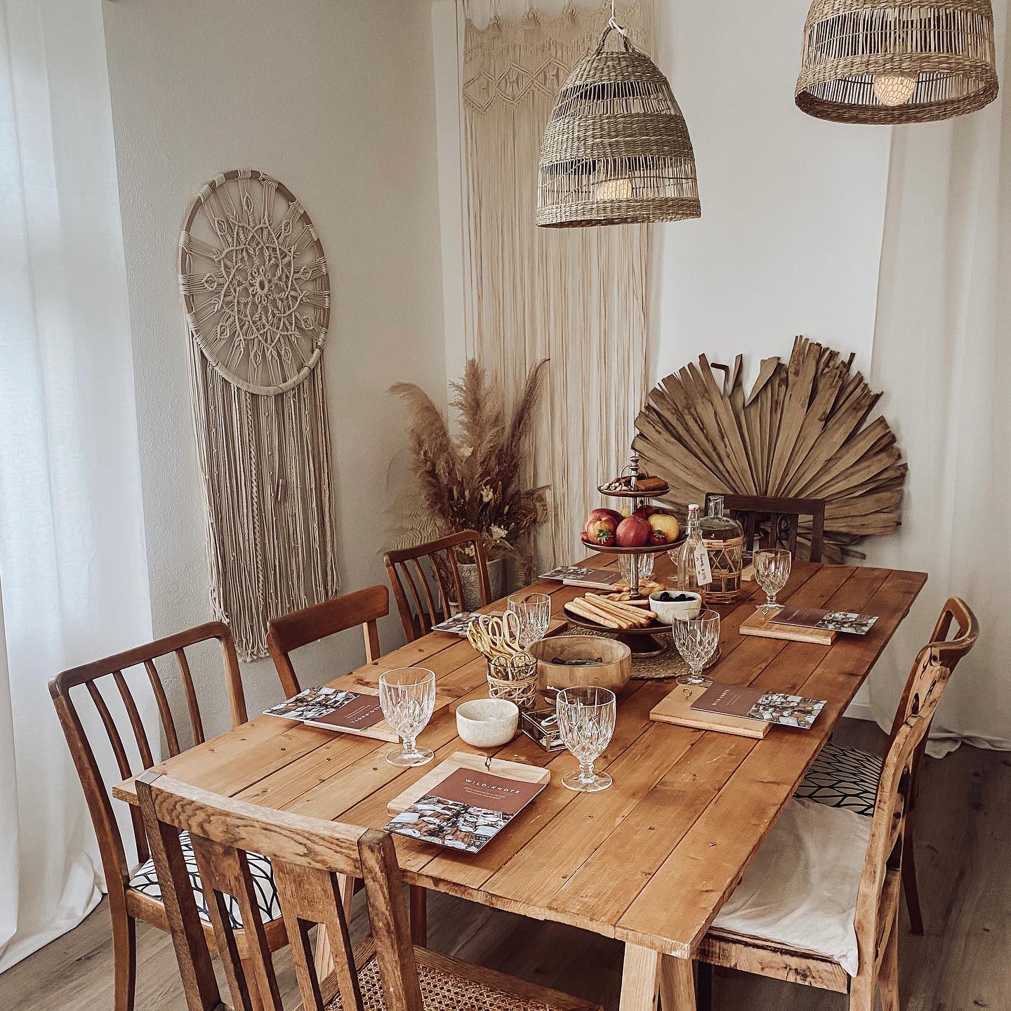 Heute waren wieder ganz liebe Mädels bei mir im Studio zu einem kreativen Polsternachmittag. 🥂✨ Wir haben gemeinsam Makramee Armbänder geknüpft und die einzelnen Werke sind richtig schön geworden.
Reguläre Workshop Termine wird es wohl erst wieder im Herbst geben also schreibt mir gerne, wenn ihr privat einen Workshop buchen wollt. Termin und Produkt könnt ihr euch dann aussuchen.
Evtl. auch eine tolle Idee als Gutschein für den Muttertag im 2er Workshop. 💛 oder was meint ihr?
@faem_studio
#makramee #qualitytime #kreativsein #kreativzeit #muttertagsgeschenk #makrameeworkshop #salzburgevents #jga #polterideen