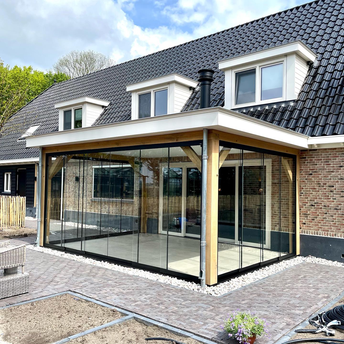 Glazen schuifwand onder de overkapping geplaatst! In combinatie met de eiken gebinten geeft dit een prachtig resultaat!🤩🤩
#glazenschuifwanden #terras #serre #overkapping #eikenhout #eiken #topkwaliteit #ambacht #nieuwbouw #urk #tuininspiratie #veranda #verandagarden #glaswand #tuinen #inspiratie #schuifpui #outside #aluminium #black #gepoedercoat #ral9005 #buitenleven #heerlijkeplek #weekend #wesselssteelworks