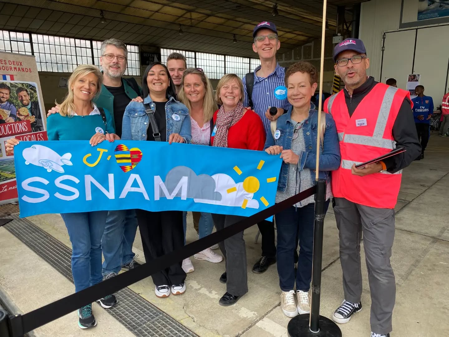 Des enfants du SSNAM, accompagnés par des bénévoles, invités par @flynkiss pour une journée exceptionnelle !!
Baptême de l'air
Et différents stands pour patienter (maquillage, dessin, boomerang, pâte à modeler, et l'énorme stand goûté avec entre autres crêpes et barbapapa !
Cerise sur le MacDo, la remise du diplôme avec la photo prise quelques minutes auparavant !!
Encore un énorme merci à Fly n'Kiss (photos de la journée bientôt sur leur site, FB et insta !! )
Avec Anna, Romy, Louis, Paulin, Eliott, Soizic, Maëlle, et le papa de Lucas et Noelly