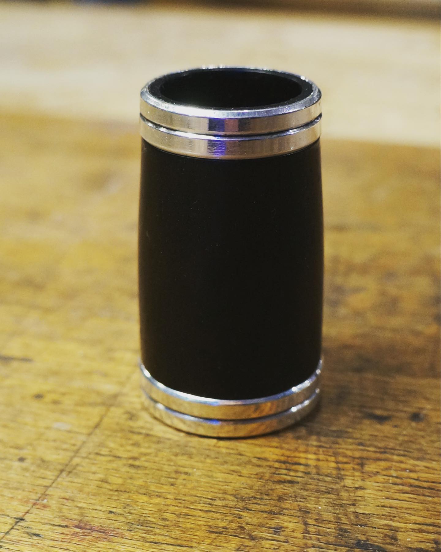 Heute mal eine Klarinettenbirne nach Kundenwünschen hergestellt. Immer wieder faszinierend der Werkstoff Grenadill!
Today I made a custom barrel for a clarinet. Again fascinating to work with Grenadilla-Wood. #clarinet #grenadilla #instrumentenbau #craftsmanship #holzblasinstrumentenbau #wildwoodwind #neukoelln